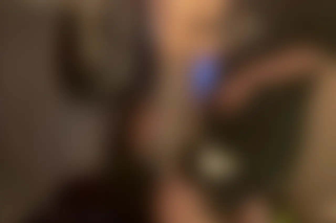 【PART1動画】
友達と宅飲みしてる時に女教師から『今〇〇おるんやけど遊び行っていい?』って連絡きたから今日はちんぽ2本あるよ‼️って伝えたらルンルンで遊びに来たから友達に撮影手伝ってもらった笑
目の前でどんどんえろくなる女教師に僕の友達もタジタジのビンビンです笑 (2/2)
