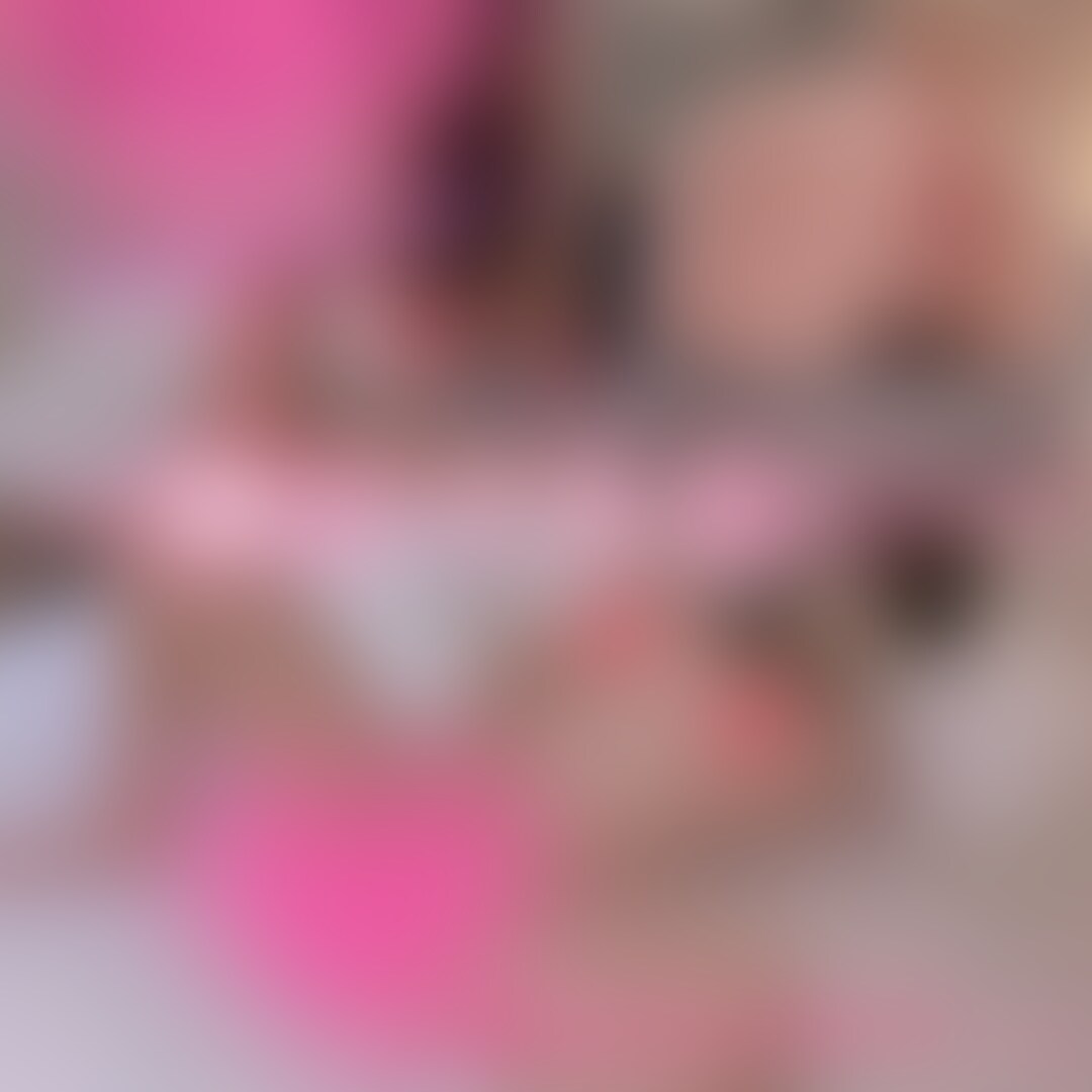 こんにちは!ひなです🥹🩷右上の「いいね♡」を押してから見て貰えると嬉しいです✨
今回のオナニーは少し長くなっちゃった😫
∴∵∴ ୨୧ ∴∵∴ ୨୧ ∴∵∴ ୨୧ ∴∵∴
触る前から濡れていました💦
何故だろ…
皆さんに見てもらえることを妄想したら自然に濡れちゃったのかも😭
パンツの上からたくさん弄った後に、
指入れでグチョグチョ手〇んオナニーしちゃった🩷
それだけじゃ物足りない…
ディルドフェラをして、
ディルドをま〇こに挿入…
腰がビクンってなるほどの快感。
それをズコズコさせると、
大きな快感に包まれてイッてしまいました😣 (2/2)