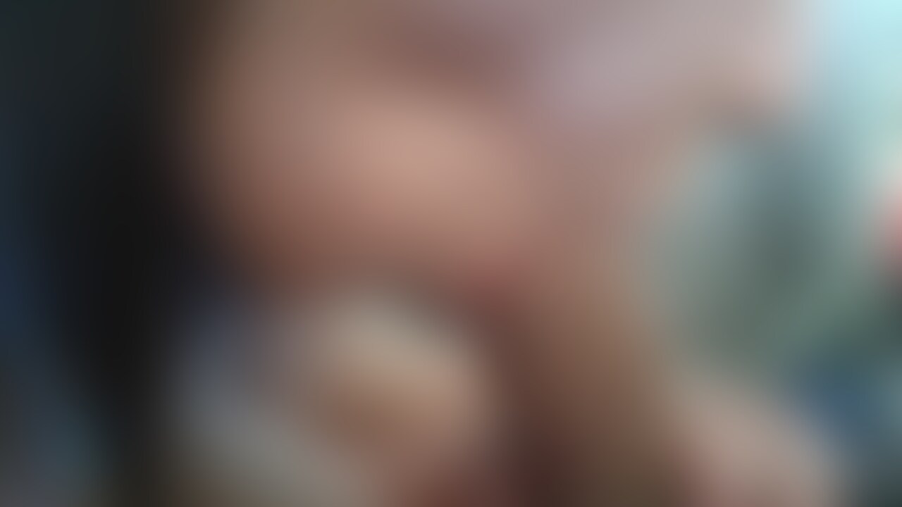 車内で他人棒をフェラしてるところをアップで撮影した動画です。 (2/2)