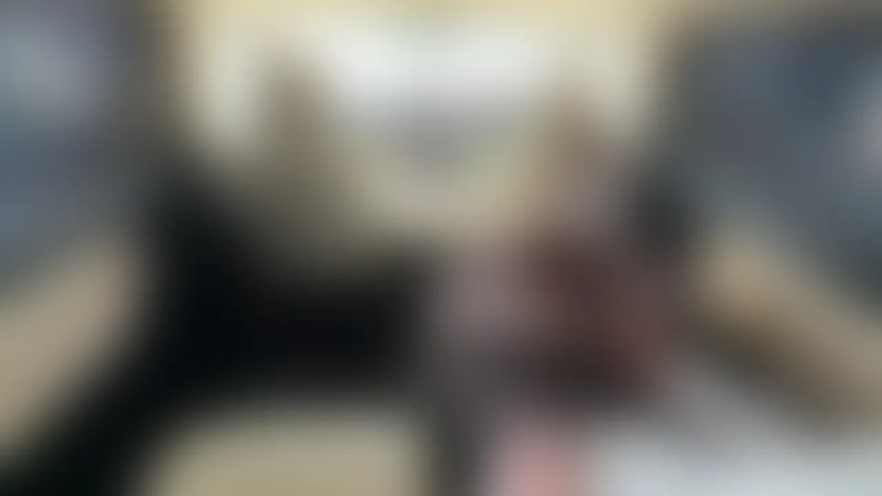 旦那が髪を切っている間に不倫相手のチンポを舐めて手コキで射精させて最後は中出しカーセックス❤️ (2/2)