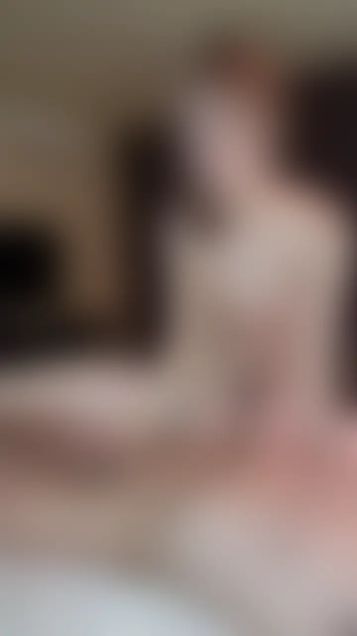 お泊まりセックス‼️③
深夜1時でも寝かせてくれず、またチン〇ン触られて乳首いじられて立たされて挿入しちゃうエッチなおねーさん🥹寝かせてくれ🤲´-って思いながら腰を振ってました! (2/2)