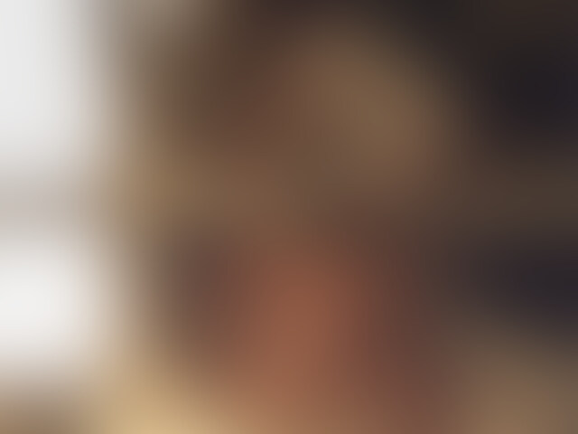 【報告】真面目マッサージ師に遂にハメました。
私が一番興奮するセックス遊びは、ビジネスホテルに真面目系のマッサージ師を呼んで勃起ちんぽを見せつけながらオナニー射精することです。出張のたびにやっていて、勃起チンポ見せの成功率は85%、射精まで見せつけ成功率は65%、手コキまで無料でやってもらえる率は20%くらいです。
手順は次の通りです。
まずマッサージ師が部屋に来る前に、全裸に浴衣というスタイルで待ちます。初めてのホテルでちょっと警戒したほうがよさそうな時はパンツだけは履いておきます。マッサージ師が来たら料金を前払いしておきます。これはうまく射精までできた時、射精した瞬間から自分のしたことが恥ずかしくなるので改めて料金を払うことなくそのまま寝ることができるようにするためです。あとは、マッサージの途中で「ちょっと胸の辺りもお願いします」と言って乳首を触ってもらうだけです。
今回やってきたのは45歳くらいの優しそうなマッサージ師。ちょっと話しただけで天然ぽい感じがして、「これはいけそう」と思いました。その日、警戒してパンツを履いていたことを後悔しましたが「うまくやればちんぽ握りくらいさせることができそう」と直感的に思いました。最初の20分は普通にマッサージをしてもらい、脚のマッサージになったところで「ちょっと胸の辺りもお願いします」と切り出したのです。このときはエロい雰囲気は微塵も見せないようにしました。仰向けになると自分で浴衣を捲り乳首まで露出させます。乳首を弄ってもらう期待にチンポは半勃起しますがまだエロい素振りは見せません。そしてマッサージ師が肋骨辺りを軽く押したときに「この辺マッサージされるとリラックスできるんです」などと言い訳を挟みながら、「もう少し下の方、あ、そこです」とマッサージ師の指を乳首に誘導していったのです。
お堅いマッサージ師なら乳首を触ることは絶対にしないのでこっちもそこで諦めますが、今回のマッサージ師は特に抵抗もなく乳首を触ってくれました。こうなったらどこまでできるかの問題です。「あ、気持ちいいです。乳首が気持ちいいです」と言っても手を休めずに触ってくれます。試しに手を伸ばし白衣の上からマッサージ師のお尻を撫でましたが手を払いのけてくることもありません。これはいける!そう思った私は浴衣の裾をはだいてパンツをずり下げてちんぽを露出しました。一番恥ずかしくもあり興奮する瞬間でもあります。ちんぽはすでにカチカチです。左手でちんぽを握り、右手でマッサージ師のお尻をさすります。「あ、あの、何も悪いことしないのでちょっとこれ見てもらえますか。見るだけでいいので」そう言ってちんぽをマッサージ師に見せつけます。その間も乳首を触ってくれているマッサージ師。ここまでくれば、もう射精見せつけはできたも同然です。いつもならここで「精子が出るので見てください」といって射精するところです。が。今回はもっといけそうな気がしたのです。しかし、あとから無理にされたなどと訴えられたら困るので感触を確かめながら徐々に攻撃していきます。まずは白衣の上からマッサージ師のおっぱいにタッチ。強い拒否反応はありません。ちんぽをマッサージ師の手にくっつけてみますがそれも大丈夫。「少しでいいから、握ってください」上ずった声でイチかバチか言ってみました。さすがに躊躇したもののマッサージ師は握ってくれました。こうなったら行けるところまで行くしかありません。レeプにならないよう気を付けながら白衣を脱がせていきます。目に飛び込んできたのは白くて柔らかそうな谷間。揉みたい!乳首を吸いたい!ブラをずらして乳房を揉みます。そして乳首を口に含んだのです。
マッサージ師にも私の乳首を舐めてもらいます。抱きしめてディープキス。舌も絡めました。もうこれは同意があるということでしょう。私はマッサージ師を押し倒すとパンツを脱がせ股間に顔を埋めました。遂にクンニまで成功。私のマッサージ師遊びで初めてのことです。「着けるからいい?」そう聞く私にマッサージ師は首を縦に振りました。
ゆっくりと挿入していきました。私のちんぽをマッサージ師のマンコにです。信じられないことですが真面目マッサージ師とセックスまでしたのです。根元まで埋まったところでマッサージ師を抱きしめてディープキス。もう最高です。奥に亀頭を押し付けるとマッサージ師から喘ぎ声が漏れてきました。そのあとどうなったかは動画をご覧ください。
いやあ、真面目マッサージ師とのエロ遊び、本当に興奮します。
動画:43分00秒
1280×720
※こちらはシチュエーション動画になります。
※被写体の年齢確認は確実に行っており、年齢確認書類のコピーも所持しております。 (2/2)