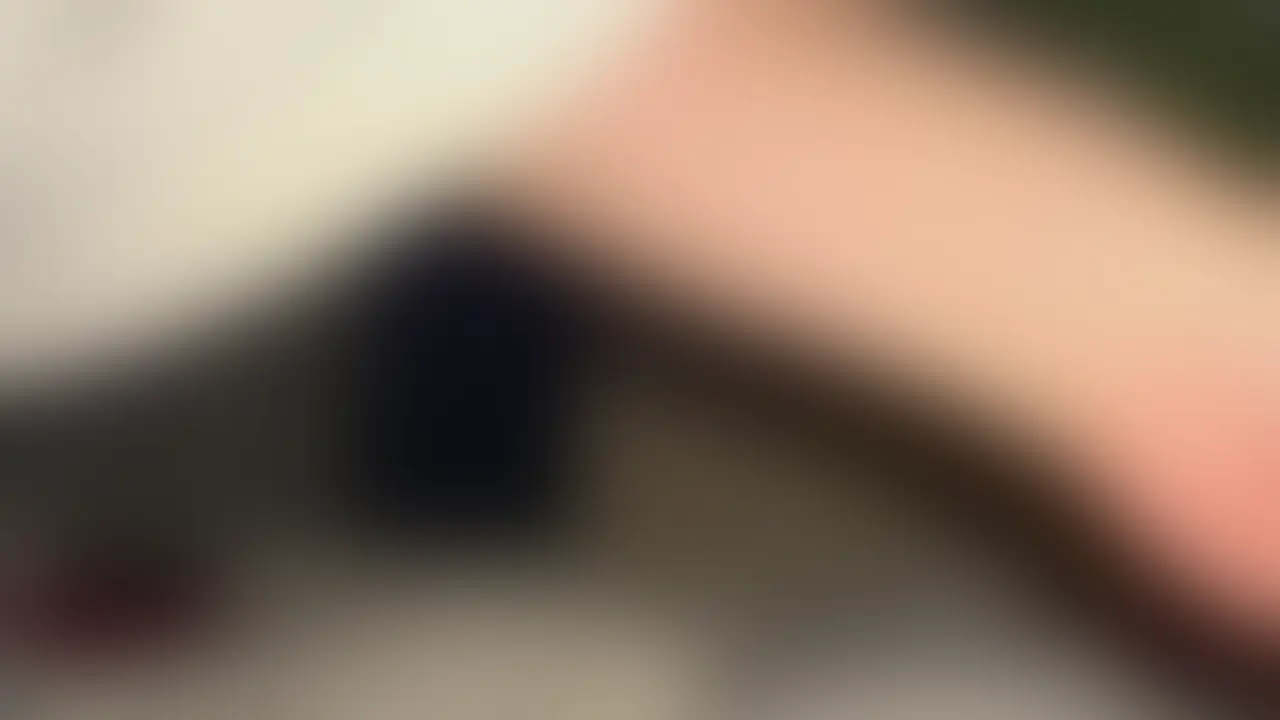 イメージビデオの撮影が終わってからは、メイクを落とし宿泊のホテルで眠る準備を整えておりました。
暗闇の中で動き出すカメラマンさん側から、ライトの眩しさを感じ視界不良。
えっと…撮影…???
さすがにお酒も抜けている状態、カメラがまわり始めたことには戸惑います。
カメラマンさんはベッドに戻ると、慣れた手つきで行為が始まります。待って待って、お化粧してないしもう寝る前だし分かんないよ???
期間限定5月20日まで1000円です。
ぜひセットで楽しんでいただければ幸いです! (2/2)