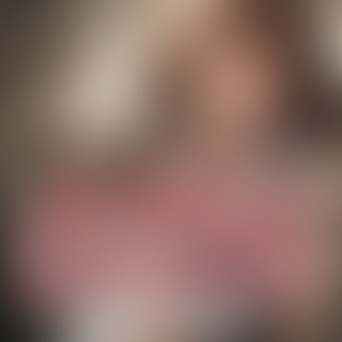 クラスに短小ちんこの
男子がいるという噂をきいたギャル。
その男子を突き止め
ちんこを出すよう要求する。
しかしその男子は短小ではなく
あくまで標準サイズであると抵抗し
見せようとしない。
するとギャルは
「もし標準サイズならパコらせてあげる」と
好条件を提案。
男子をちんこを露出せざるを
得なくなってしまった。
いざ出してみると
その存在がわからないくらい
小さいちんこがそこにあった。
ギャルは大笑いし
嘘を吐いたお仕置きにと
その場でセンズリするよう命令。
彼女のペースに抗えなくなってしまった
男子はその命令に従ってしまう。
ギャルの目の前で小指サイズほどのちんこを
必死でセンズリする男子。
「ダメちんこシコりまくってザーメン出してみ!」
「クソの役にも立たないダメちんこ
必死でシコりまくってザーメン出そうね」と
半笑いでからかわれ続け
男子はみじめにその場で射精してしまう!
どんどん新作動画を公開していきます!
サンプルを気に入りましたら
「いいね!」「フォロー」「入部」をお願いします! (2/2)