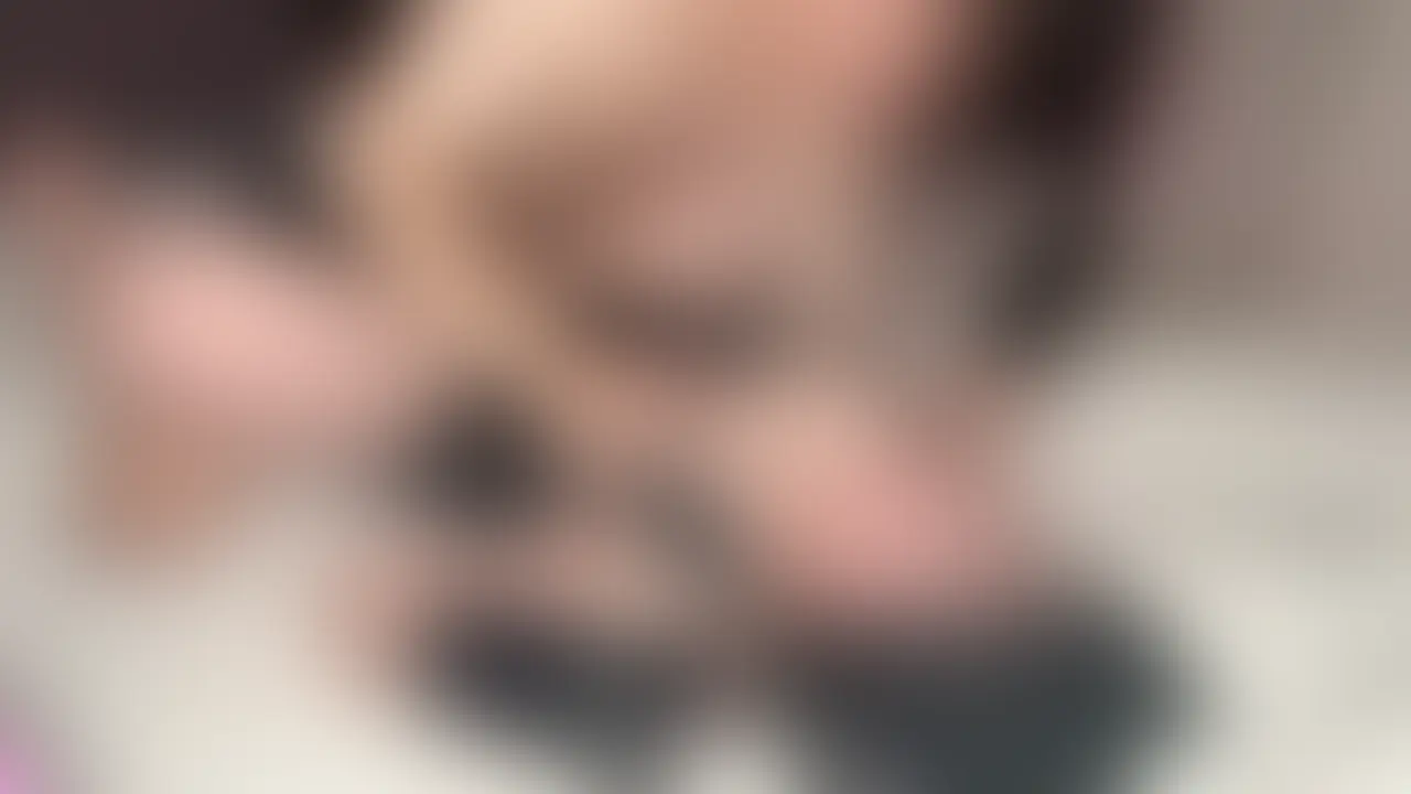 Gカップ看護学生の女の子にパイズリさせて最後は正常位で射精してきました
20歳155センチのGカップ看護学生の女の子が学校終わりに僕の家に遊びきてくれました。
ムチムチ体型で爆乳な感じが肉オナホって感じですよね。
「1週間前に彼氏と別れたばっかで寂しいから会いにきちゃいました」とか言ってたんですけど、こういう子って都合良いオナホとして扱われる運命なんだろうなって思います。
18分40秒~ 斉藤さんもしてるので是非ご覧下さい。 (2/2)