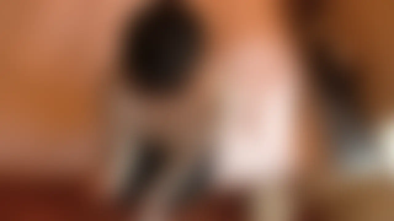 とにかく舐めたがる変態オタク女子に大量顔射!!!
会社で飲み会があった時の話です。
挨拶くらいで普段あまり話さない事務のいかにもオタクな女と相席になったんです。
近くでよく見たら意外と好みの顔だったんで、相手の話に乗っかる形でなんとなく会話を続けました。
いい感じに酒が回ってきた頃飲み会でよくあるセックスの話になったんですが、
聞くとこの女チンポに興味津々なあまり、より近くで見たり舐めたりできるからセックスよりフェラが好きだって言ったんです。
じゃあ俺のを咥えてみるかと聞いたらトントン拍子で話が進み、飲み会をこっそり抜け出しホテルで秘密の二次会を始めたのでした。
「こんなに近くでオチンチン見たの初めてです」とチンポをうっとりと愛おしそうに見つめる女を見下ろすと、征服感でもうビンビンになってしまいました。
玉から先までねっとりと舐めまわす様はまるで犬のようでしたね。名前はやっぱりペロでしょうか。
生暖かく大量の唾液でグチョグチョの口と舌の奉仕に、たまらず大量顔射をしてしまいました。
精子を掬い取って口に運ぶのを見ていたらまた勃ってきたので押し倒そうとしたんですが、
彼女は満足してしまったらしく、シャワーを浴びて帰ってしまいました。
「今ならまだ電車ありますよ!」じゃないんだよまったく。 (2/2)