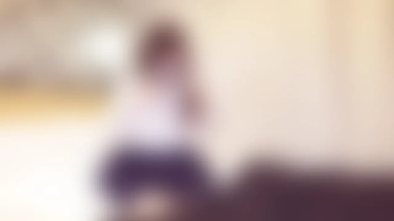 [airi 妄想#001-005] 在宅勤務のホテルで、ひとりのOLが見せた淫らな素顔


なんとなく目に留まった女性がいた。
もちろん、話しかけることなんてできない。
名前も知らない。でも、こうして勝手に想像してしまう——
『もしも、あの子があんな姿を見せてくれたら』って。
これは、“ある中年男の妄想”です。


airiは、都内の会社で働く27歳のOL。
今日は在宅勤務のはずだったけど、「どうしても家じゃ集中できない」と言って、気分転換にビジネスホテルを予約したらしい。
Tシャツにミニスカートというラフな格好で、ノートPCを開いている姿が妙に絵になっていた。
だけど、その無防備な脚に、つい視線が吸い寄せられてしまった。
…いや、全部俺の妄想だけど。

たまたまホテルの自販機の前で、すれ違っただけなのに、
あのふわっとした雰囲気と、どこか気の抜けた笑顔が、ずっと頭から離れない。


…もしかして今、あの部屋で、ひとりで淫らなことをしてるのかもしれない。


在宅勤務の気分転換に、こっそりホテルを予約した27歳のOL・airi。
Tシャツにミニスカートという無防備な格好でゴロゴロしていた彼女は、
やがてブルマ、制服と“趣味の衣装”に身を包み、
誰にも見せられない時間へと静かに、深く、沈んでいく——

ミニスカの隙間からのぞく脚線美、
制服姿のままそっと指を這わせる仕草、
そしてすべてを脱ぎ捨てたあとの、誰にも見せない快感の吐息。

これは、たまたまホテルで見かけただけの彼女に抱いた、
“ある中年男の妄想”——
だが、もし本当にあの部屋で、彼女がそんな時間を過ごしていたのだとしたら。 (2/2)