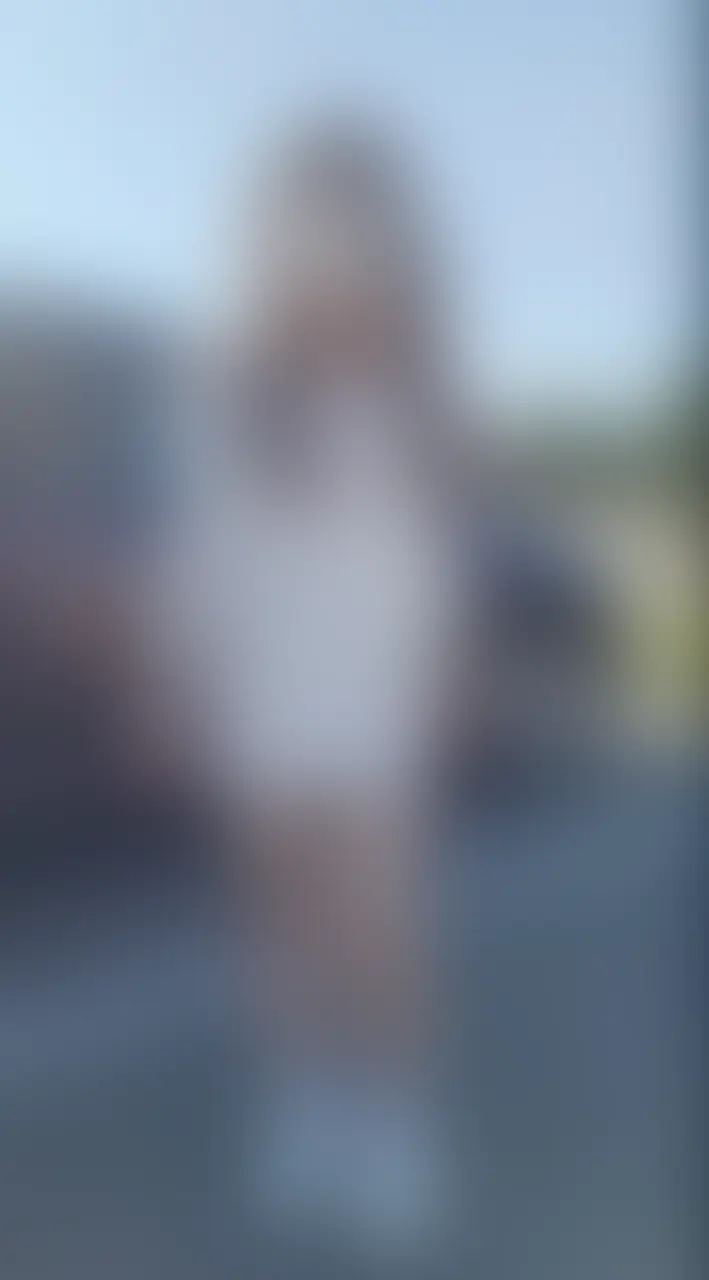 薄手のミニワンピースで散歩🩷 sample 1