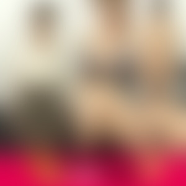 ゆうな○○○
恥じらいながらも服を脱ぎ捨てると、セクシーな黒いレースのブラとパンティ。更に脱ぎ進める彼女。
均整の取れた美乳とちょっと濃い目のマ●毛。
そしてオマ●コを広げるとキレイなピンク色の小陰唇が・・・
ケツ毛も若干見受けられます。
恥じらいながらも産まれたままの姿になっていく素人○○○をどうぞご堪能下さい。 (2/2)