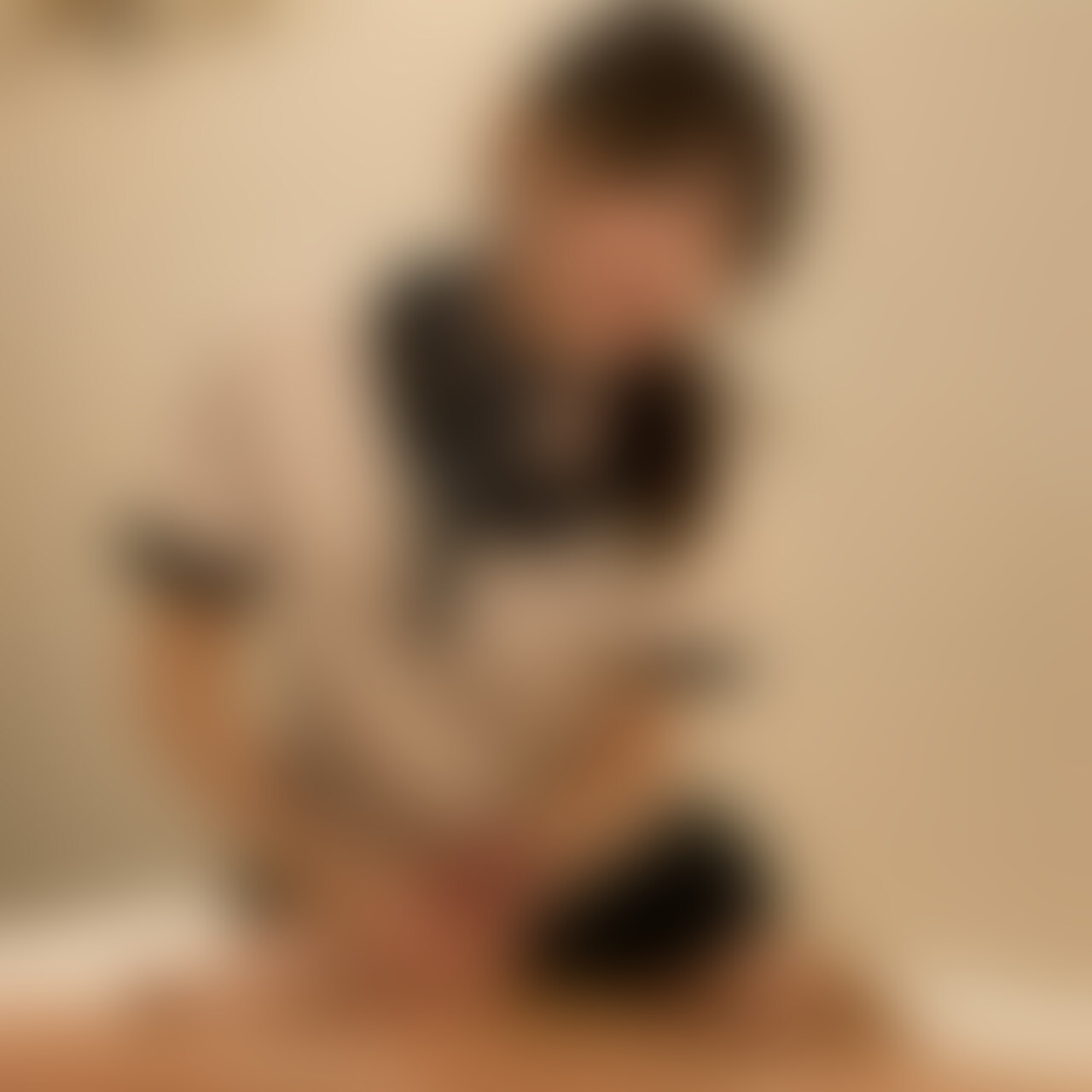 六本木メンズエステ・オイル手コキ○○○【来栖莉子(23歳)】
┈┈┈┈┈┈┈┈┈┈┈┈┈┈┈
🙏みなさまにお願い🙏
「いいね」をたくさんもらえると投稿頻度を増やす励みになるのでぜひ♡を押してください!
┈┈┈┈┈┈┈┈┈┈┈┈┈┈┈
どうも風俗大好き、ゆってぃ監督です。今回も六本木にある45分12,000円のメンズエステをデリバリーしてしまいました。
今回は新しい子に挑戦してみました。HPをみて「うわーこの子可愛いな」と思った来栖莉子(くるすりこ)さんを指名。
第一印象はとにかくかわいいw 見た目ももちろんですが、笑顔も多くて、とても愛嬌がある子でした。
マッサージしてるときも、最初はしっかり敬語なんですが、あそこをしごき始めてからは「ピクピクしててかわいい〜w」とか「もうイッちゃう?もうイッちゃうの?w」とフランクな感じで攻めてくれて、一気にファンになりましたw
しごき方も単調ではなく、体制を変えたり、じっと目を見つめながらしごいてくれたりと、めっちゃ満足度の高い子でしたw (2/2)