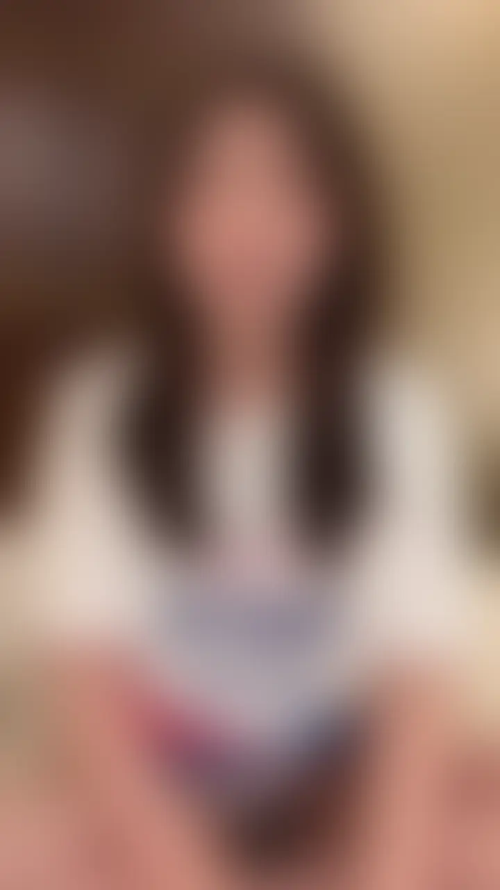 素人女子大生のローターオナ動画♡
スケスケパンツ履いたままクリちゃん攻めちゃいました♡
履いてても意味ないくらいおまんが透けちゃってるパンツです✨
パンツの中にローター入れて自動でクリに刺激を与えてます💗💗💗
両手で乳首弄りながら感じまくっちゃいました🥰💕
たくさん気持ちよくなってるから動画見ながらオナニーしてください😘 (2/2)