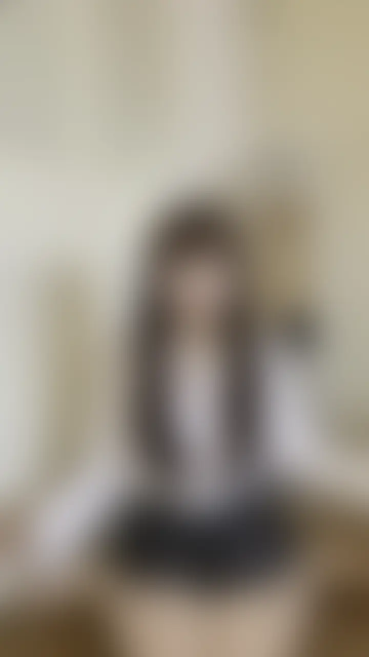 ピストンバイブえぐすぎて潮吹き&おしっこ…♡止まらないピストンに悶絶しちゃいました。。
右のいいね♡や保存もお願いします🥺💗
今回はお誕生日でいただいたプレゼントの2つ目…
ピストンバイブです!
前にも使ったんだけど壊れちゃって
多分1年ぶりとかに人生2回目のピストンバイブをしたら…
この1年で潮吹き体質になっちゃったのもあって
気持ちいいところを刺激され続けちゃったから
我慢するの無理すぎて
盛大に潮も…恥ずかしいんだけどおしっこも……
漏れちゃいました…
やだほんと恥ずかしい😭😭
けどみおにゃの潮吹きとかおしっこ喜んでくれる人多いから
赤面しながらアップしてみました。。
一緒に気持ちよくなってもらえますように😭 (2/2)