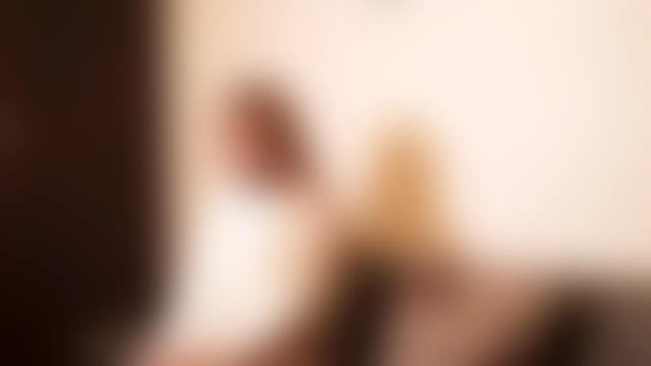 【初女風】超敏感ギャルまさかの潮吹き🐳ディープキスでメロメロに💋【No.9】
今回の動画は、
甘サドギャル💕アンちゃんとの
「女風初体験」です。
緊張しているようで、
初々しい感じがとても可愛らしい…。
最初はカウンセリングから。
性感帯のこと、苦手なこと、
照れながらも正直に答えてくれます。
カウンセリング後は一緒にシャワーへ。
「こんなに大事にされたことないかも…」と
素直に感動してもらえました。
そしてベッドへ。
最初はストレッチマッサージから。
ゆっくり体をほぐして安心感を与え、
そこからフェザータッチ混じりの
性感マッサージへ。
触れるたびに声が変わり、呼吸が変わって、
セクシーな表情へと…。
キスが大好きというアンちゃん。
積極的に求めてくれます。
「受ける側」になることに
慣れていないアンちゃんが、
だんだん抗えなくなっていく過程を
是非お楽しみください。
最後はまさかの潮吹き。
本気で感じまくるアンちゃんをみたい方は
必見です。
※定価:¥3,980 (2/2)
