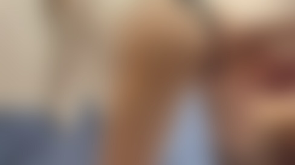 網タイツが想像以上にエロくて、いじめずにはいられなくなった💖
新しいおもちゃで乳首を責めると、さらにエッチな気分になって従順なペットに変身🙈💖
乳首責めで感じるジュリ先輩の甘い声に、興奮はMAX😍
お口に咥えさせた後、お尻を刺激されながら快感に溺れていくジュリ先輩💕
彼女の喘ぎ声が部屋に響き渡る中、最後はおもちゃでガンガンに突いて絶頂しちゃってた🥰
今回も見どころたっぷりの内容でたまんないシーンがてんこ盛り!
ぜひ最後まで堪能してね〜✨ (2/2)