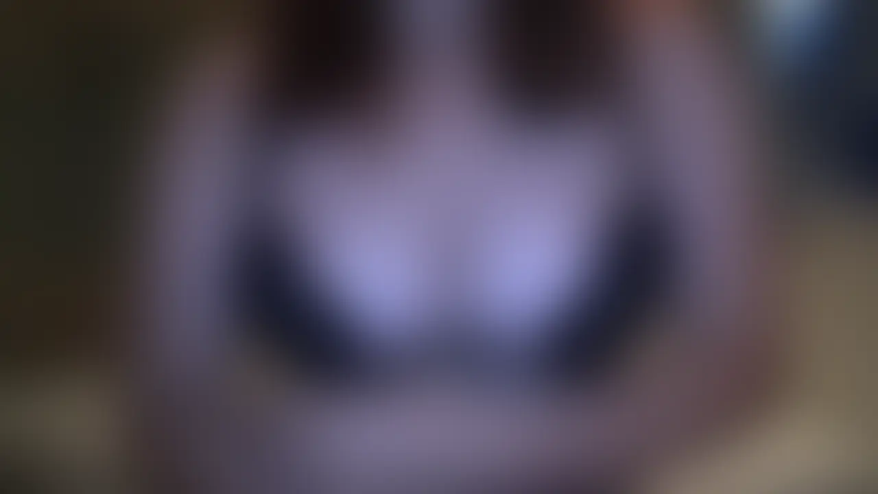 血管浮き出てる巨乳って最高ですよね～。しかもこれでパイズリ人生初ってマジ？？そりゃそうか、19歳のギャルだもんね～ってことでおじさんが優しく教えてあげちゃいます（いざハメラニアン）！！

まさにむちっと感全開で抱き心地の良さそうなボディにもう一瞬で釘付けです！巨乳の柔らかそうな胸を眺めてるだけでムラムラが止まらなくなります！！茶髪のイケイケ感と黒いスケスケパンツの組み合わせが最高で、まさに今どきギャルのエロ可愛さ炸裂！

パイズリが人生初ってマジ！？こんなお宝あるのに（笑）ってことで最初は少しぎこちない手つきなんだけど、必死にうまくやろうとして、しかもパイズリしながら亀頭舐めにチャレンジしてくれる姿がもう可愛すぎてたまらないです！フェラも積極的に頑張ってくれて、ギャルなのにどこか素直な反応が逆に新鮮！！パイズリが徐々に慣れてきて、こっちがゾクゾクしっぱなしでした！

ムチムチした体で正常位や騎乗位になると、おっぱいが揺れる様子がまさに圧巻で「エロすぎる！！」の一言です！バックで責めた時も、しっかりアエギながら身を委ねてくれてギャップにキュンキュンします！普段はオナニーしない派らしくて、まさに欲求不満の隠れエロギャルという印象（笑）電マや手マンでもですぐに敏感に反応してくれるので、責めがいもMAX！！

彼氏いなくて1年も経ってるというのに、まるで彼氏持ちみたいな甘え方で「やっぱイケメン好きだな」って感じが伝わってきました！イケイケギャル系な見た目だけど、緊張しながらも全身で快感受けてる表情がたまらなく可愛くて、胸も体も振り乱してエロ全開な姿にドハマり必至です！！ (2/2)
