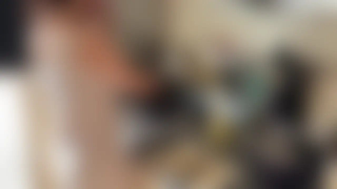 今回はママ友と遊んで帰ってきた妻を、窓際のカーテンレールに括り付けて乳首責めをした動画になります🎥🆕
朝からご機嫌だった妻が可愛かったので帰宅後すぐに乳首責めをしてあげました☺️💐
カーテンレールから解放したあとはスイッチが入ったのかIカップのおっぱいを揺らして騎乗位🍑🔗
乳首責めが結構感じるようになってきたみたいですね🥰🥰🥰 (2/2)