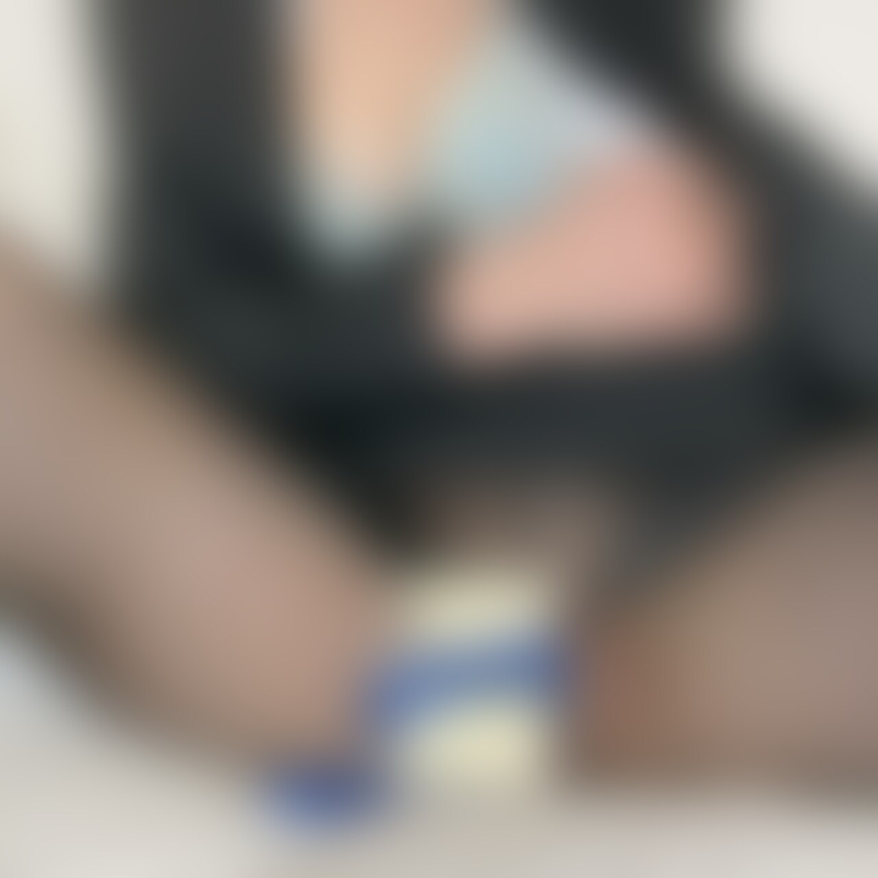 右上の「♡いいね」を押してから見てもらえると嬉しいです💞
✾・┈┈┈┈┈┈┈┈┈┈┈┈ ・✾
寒い季節だけど、ドキドキしたくて
たまにこういうことしちゃうんだよね、、🫣
どうしようもない変態でごめんね
ノーパン出勤の報告したくて撮ってたら
ついたくさん触りたくなってしまい...💕💕💕 (2/2)