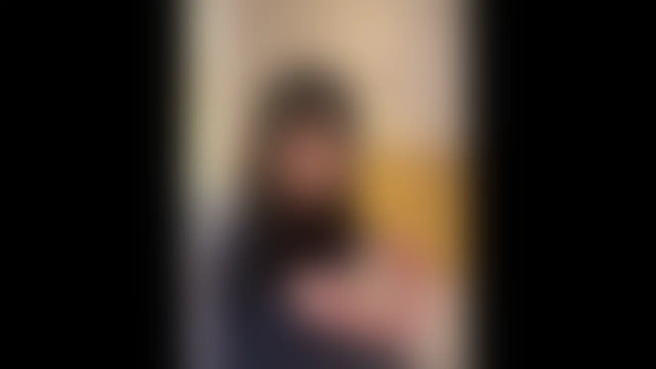 【卒業間近学生めい（18）】

会う前日、XのDM「嫌いな食べ物ないですか？」と聞いてきたかと思えば、手作りのチョコブラウニーを差し入れてくれてツノは感激しました。

ベッドに寝かせ、足先を舐める。
ふくらはぎ、太ももへとフェザータッチで焦らす。
黒い見せパンをそっと脱がすと、ラベンダー色のパンツにうっすら濃いシミが…。
その下には整った縦スジ。指でゆっくりと中を探りながら、彼女の手をクリトリスへと誘導。

クンニで反応を確かめ、「本当に生でいいの？」と確認すると、「ピル飲んでるから…」と恥ずかしそう。そのまま深く挿入。
バックから正常位へと体位を変え、奥で一度目の発射。

シャワーで流し、指定のジャージに着替えてもらい、指圧からオイルへ移るマッサージタイム。リラックスした頃を見計らい、電マで下半身を刺激しつつフェラも同時にさせる。
1:25:31〜のシーン、グレーのパンツが色を変える瞬間は必見。
ラストは正常位→バック→再び正常位で二度目も奥に出す。
ずっと緊張した様子だったから次はあるかと不安に思っていたが数時間後また明日も会いたいと言ってくれました^^

もし複数プレイが出来たら撮影の打診をしてみます。 (2/2)