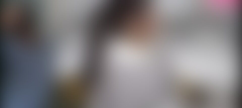 オトコ友達とその知人にダマされてしまったよぉ💗
オトコ友達と遊んでたらさぁ、急にホテルに連れてかれてねぇ、あとから友達の知人がきてさぁ、私に抱きついてきてぇ、キスしたり、クンニしたり、手マンされたりしたからさぁ、手コキして、フェラしてあげたら、そのまま生挿入されてヤラれちゃったよぉ❤ (2/2)