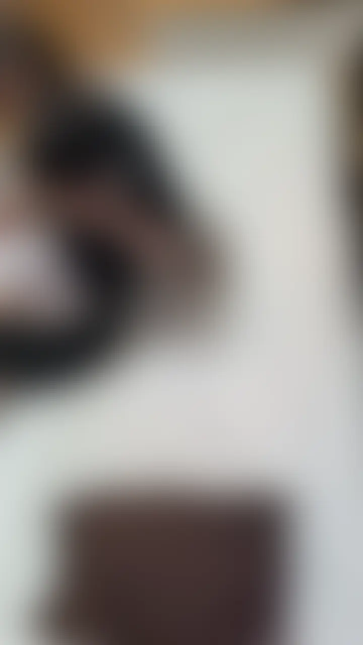 【富裕層のパーティで知り合ったランクSのCAをお持ち帰り普段清楚なのに乱れまくる】

れいな【24】
天井カメラ　服

成功者が集まる富裕層のパーティに知り合いに連れてかれひと際目立ったれいなを発見。ハーフの顔立ちで回りと比べてもワンランク上のたたずまい。話しかけると話し方も笑顔も上品でドストライク
このランクSを落としたいと思い声をかけると笑顔で対応してくれて
ダメもとで場所を変えようと言う事で2次会のバーからまさかのお持ち帰り


よくよく聞くと何とCAだった！
そりゃそうだ上品で美人でスタイルも抜群
これはきついなと思いつつ気を付けながら話していくと
「りょうさんカッコいいですよね」とか「今日は出会えてよかった」とか言ってくるのでこれワンチャンあるなと落としにかかる

だが彼氏はいるらしい。いけるか？
でも好印象、とりあえず隙がないのでキスをしてみる
ダメですか？と聞くとダメじゃないと言うのでそのままキス落とし

手マンをすると喘ぎ方も上品笑
黒いエロ下着がギャップで萌える

フェラが絶品でびっくりした
こんなに綺麗なランクSのCAにしゃぶらせてるという背徳感
普段笑顔でフライト中上品にお客さんと接してるのかと思うとさらに背徳

そのままゴムを付けて挿入
上品なままアンアン言いながらイキまくってた

またお持ち帰りH完了
SランクCAもいけたぜ


タグ
素人　個人撮影　巨乳　変態　ハメ撮り　美乳　美女　乳首
お尻　フェラ　手コキ　中出し　騎乗位　生ハメ　顔出し
パンチラ　NTR　ギャル　下着　ミニスカ (2/2)