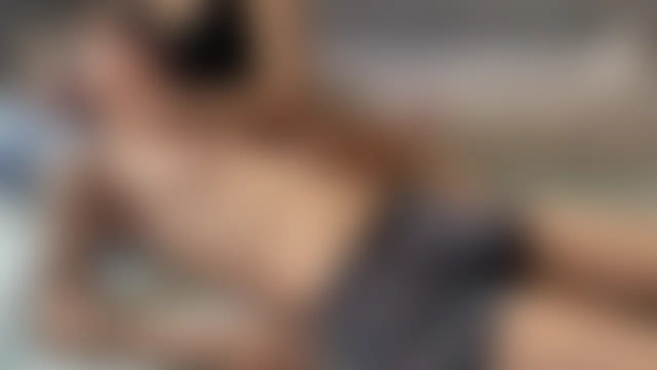 昼下がりの明るいお部屋で――
わんこMくんはお姉さんのおっぱいに甘えながら、
とろけるような授乳手コキでやさしく搾り取られていく…♡
窓から差し込む光の中、あったかい手のぬくもりと、
おっぱいに包まれる安心感に身を委ねて、
気持ちよすぎて何度も腰がびくびく…♡
「いい子だね、もっと出したいんでしょ?」
甘やかす声と指先に支配されながら、
お姉さんのカウントダウンでイかされるたび、
幸せと快楽に溺れていくMくん。
優しさとSっ気が混ざる昼エッチ、
ぜんぶお姉さんに委ねて堪能してね♡ (2/2)