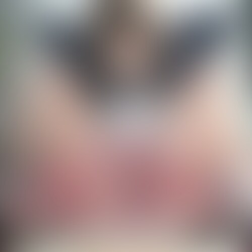 童貞だと噂のある男子。
その真意を確かめるべく
女子大生がその男子に近づき
「お前って童貞なの?」と
デリカシーなく尋ねる。
すると黙ってうつむいてしまった男子。
その根暗さ加減に
勝手に童貞と決めつけ
女子大生はその男子を
からかい始めてしまう。
スカートを軽くたくしあげ
パンツを見せつけては
童貞のリアクションを楽しんでいた。
最初は見ないように
我慢していた男子だったが
誘惑には勝てずやはり見てしまう。
わかりやすく勃起してしまった男子に対し
「その場でオナニーしろ」と毒づく女子大生。
彼女に逆らうことはできず
女子大生の目の前で
オナニーをはじめる男子。
「ちんぽイケ!」「射精しろクズ!」と
罵られ男子は果ててしまう!
どんどん新作動画を公開していきます!
サンプルを気に入りましたら
「いいね!」「フォロー」「入部」をお願いします! (2/2)