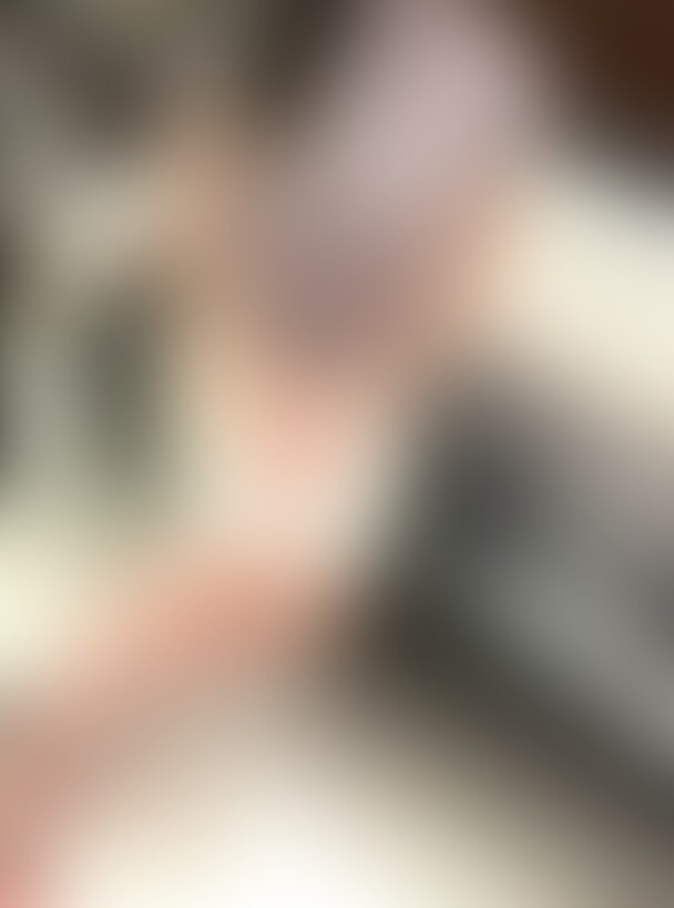 手コキ講習、乳首舐めOP【新人女子大生】大人雰囲気漂う色気MAX美女の再講習。ソファーでねっとり乳首舐め&ローション手コキ!可愛い顔に見つめられ今回も我慢不可避の大暴発。手コキ射精×1発
~~~~~~~紹介~~~~~~~
職業:大学生(お嬢様校)
年齢:20才
良いとこの女子大に通う、学生さんの再講習です。
不甲斐ないことに前回すぐにイかされてしまったので、
すぐに再講習の予定を組みました!
今度はちゃんと我慢します・・・(笑)
まずはエロいスケスケスカートに衣装チェンジさせ、
さらに色気度を上げる彼女。
少し恥ずかしそうにしている姿が堪りません。
せっかくなので、お尻フリフリさせて楽しんじゃいました(笑)
そして、今回はソファーに座りながらの手コキ演習をしていきます。
一通り流れを説明し、早速スタート!
流石彼女は分かっています。
いきなりおちんは触りません。
まずは丁寧に太もも辺りをサワサワして焦らしてきます。
もう既にかなり気持ちいぃ(笑)
触る時にもいきなりしごくのではなく、
玉のあたりや竿を少しずつ丁寧にサワサワ。
どんどんと私のおちんが勃起していきます!
理性を失いかけて、
ついつい彼女のふわっと膨らんだお胸に手を伸ばすところでした。
その後本格的にローションを垂らして、
乳首舐めの講習も併せたら一気に快感が脳を刺激します!
やはりこの子は色々と上手い。
可愛い顔で見つめられたらもう脳みそお花畑状態。
我慢できずあっさり暴発。
くそっ・・・またか(笑)
美女の手コキって、なんでこんなに気持ちが良いのでしょう。
これは、今後も楽しみな子が現れましたね。
すぐに再講習してきます!!!
では! (2/2)