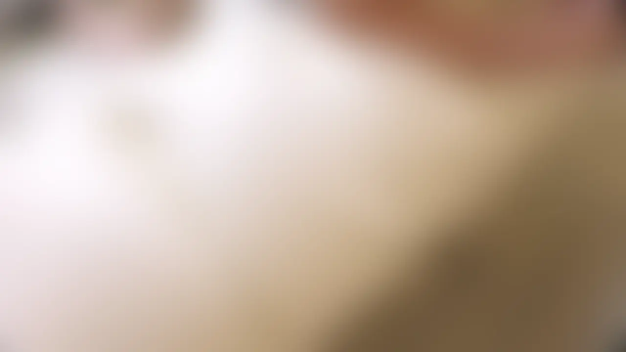 彼の事は大好きだし、セックスも主人とは比べ物にならないくらい気持ち良くて、彼と会えない期間が長いと彼に会いたくて会いたくて堪らなくなってしまうのですが、主人と別れるのかと聞かれればそんなつもりは全くなくて…。

時々彼が「今日は結婚指輪を外してもらえないですか？」なんて聞いてくるのが可愛くもあり、ごめんねの気持ちもあり。
私の性格上、結婚指輪を外す事を当たり前にしちゃうといつか必ず紛失してしまいそうで、彼には「ごめん外せないの」とお断りしているのですが、私としては結婚指輪をして彼に抱かれている方が気持ち良かったりするのです💗 (2/2)