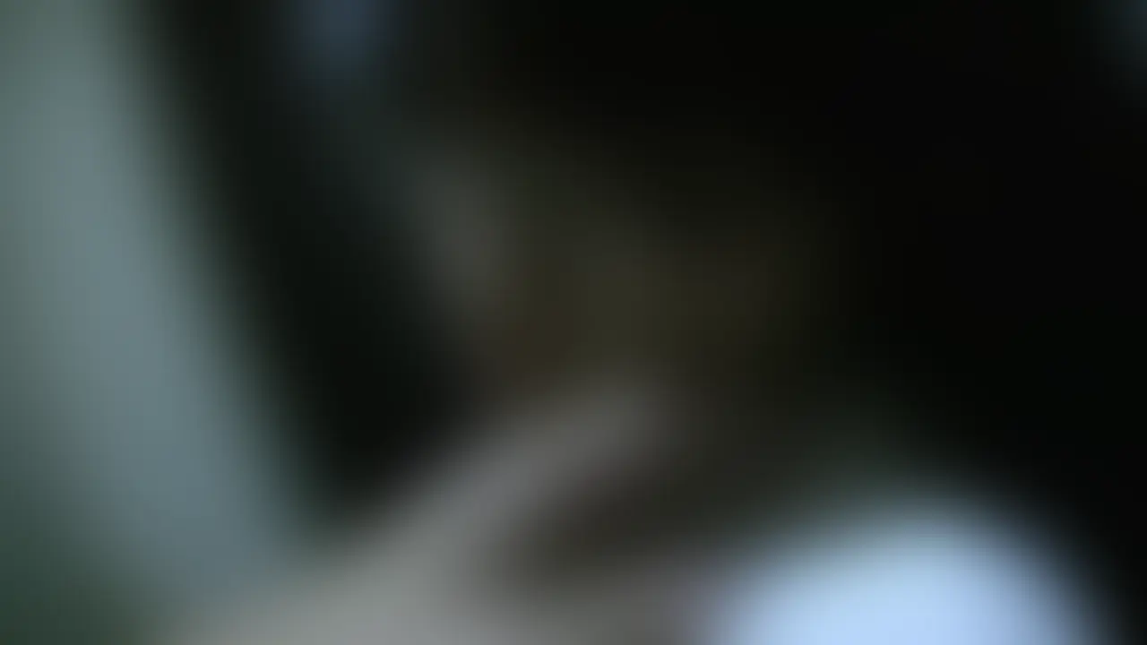 地味メガネな巨乳女が眠っているところを揉まれて吸われて無茶苦茶されてる一部始終です。
うちの会社の経理を務めてるメガネをかけた地味めな女がいるんです。
仕事以外であまり喋ってるところを見かけないんですが、厚手の制服を着てても目立つ巨乳でして。
付き合いたいとは全く思わないんですが、そのデカ乳にだけは興味がある。
というわけで社内の飲み会にて一計を案じ、ベロベロに飲ませて自室に連れ帰ったのです。
服も下着も押しのけてたっぷりと手のひらにのしかかる重たい胸は指を曲げるのに合わせてむにむに形が変わっていきます。眠ってるはずなのに乳首を指で弄った時にちょっと声が出てて、うっかりビン勃ちしちゃいましたね。
なのでマンコキしてやろうとパンツをどけると、こっちも負けず劣らずハムみたいなムチムチ旨そうな肉に包まれたお宝メインディッシュが鎮座していました。
中に入れるとほどよい弾力と体温に包まれ、飛び跳ねるように腰が勝手に動いてしまいます。そして動きにリンクして上下するデカパイ。グングンこみ上げる情動を思い切りぶちまけたんです。
次の日会ったら普通に挨拶してきたんで、タダマン作戦は大成功だったみたいです。 (2/2)