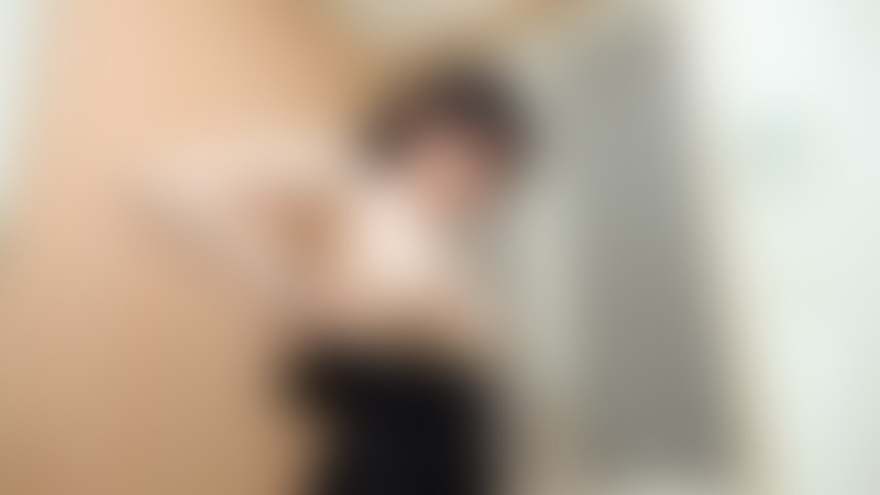 2人目は、○○○○○○で宿泊してくれた美人巨乳お○○○さんです。
○○○さんはかなり豊かな方なので割愛させていただきました(笑)
海に行くようで、まず水着に着替えています。
なかなか着るのに手間取っているようですが、
そんな姿を見ることができるのも特権ですね。
本当におっぱいが大きい女性ほど、
おっぱいの主張の少ない水着を着ているのをよく見ますが
恥ずかしさの中で、露出を抑えた水着を着ているのに
おっぱいの大きさが丸わかりなのですから、興奮してしまいます。
続いて、海から帰ってきたのか
髪を解いた状態です。
彼女のオフの姿を見ているようで、ドキッとしてしまいました。
女性の髪形は少し変えるだけでかなり雰囲気が変わります。
見てはいけないものを見ている背徳感がたまらないです。
お風呂上りの彼女は、全身くまなく
化粧水とクリームを体に塗っています。
とても肌のきれいな方だと思いましたが、
陰でこういった努力があってのことなんですね。
その間もぷるぷる揺れているおっぱいをじっくり見れます。
最後はノーブラでTシャツを着ちゃいました。
Tシャツの上からでもわかる立体的なおっぱいの形が
さっきまで生のおっぱいを見ていたはずなのに
すごくエロさを感じてしまいました。
もちろん、生のおっぱいも最高ですが、
想像力を掻き立てられてしまうノーブラTシャツは
お好きな方も多いのではないでしょうか? (2/2)