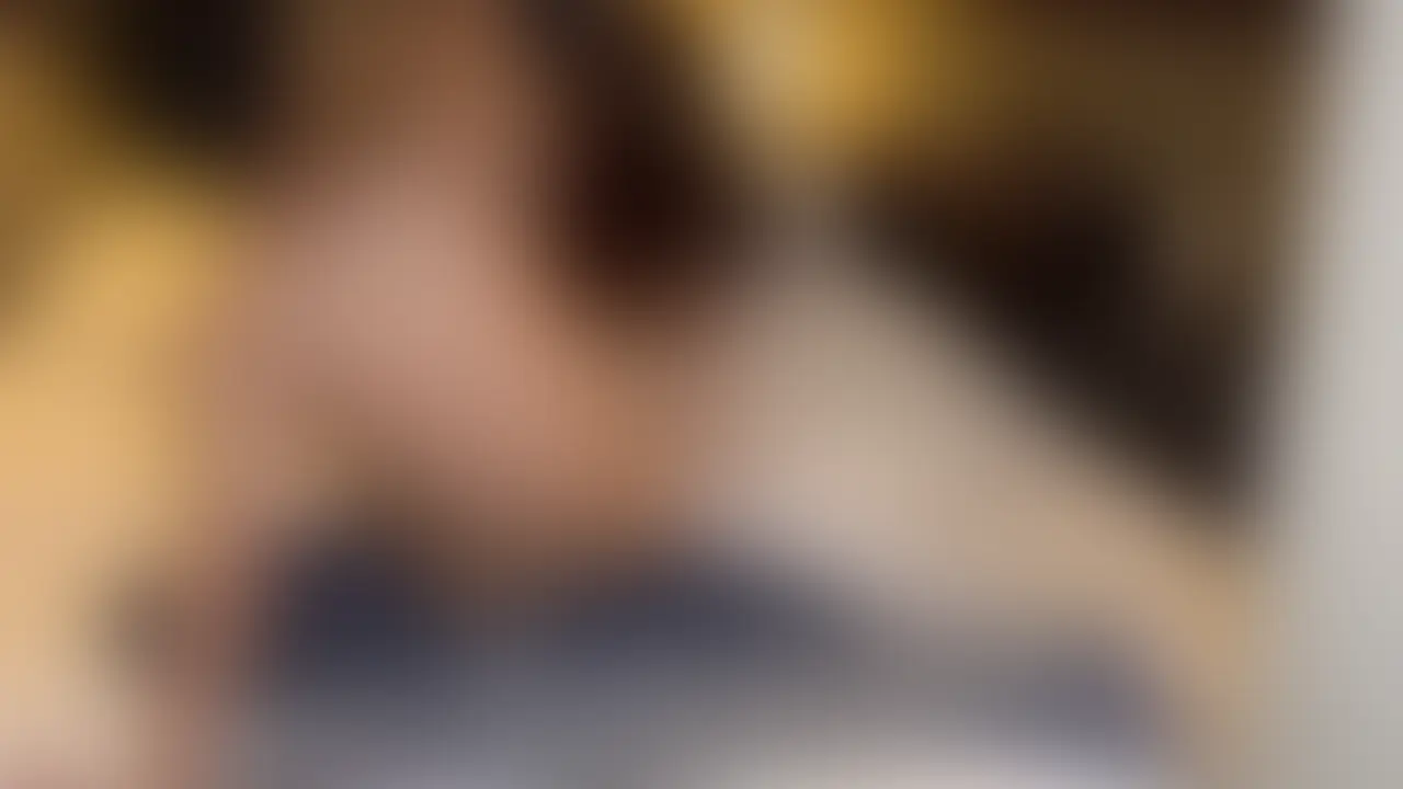 【禁断のNTR…ガチの弟に彼女を目の前で寝とってもらって中出しされた】後編
前編からさらにヒートアップした後編。
最初は複雑な気持ちで見守っていた彼氏も、「弟より彼女を気持ち良くさせたい」「絶対に負けたくない」という思いが強くなり、気づけば意地とプライドをかけた勝負のような展開に…。
いつの間にかバック対決のような空気になり、お互い一歩も譲らない熱い展開が続いていきます。
そして迎えたラストでは、彼女が弟にも中出しされるまさかの結末に…。目の前で繰り広げられる光景に、嫉妬や悔しさは最高潮。複雑な感情が交錯する、最後まで目が離せない展開となっています。
嫉妬や対抗心、そしてカップルならではの感情が入り混じる、前編以上に見応えのある内容になっています。
ぜひ最後までお楽しみください✨ (2/2)
