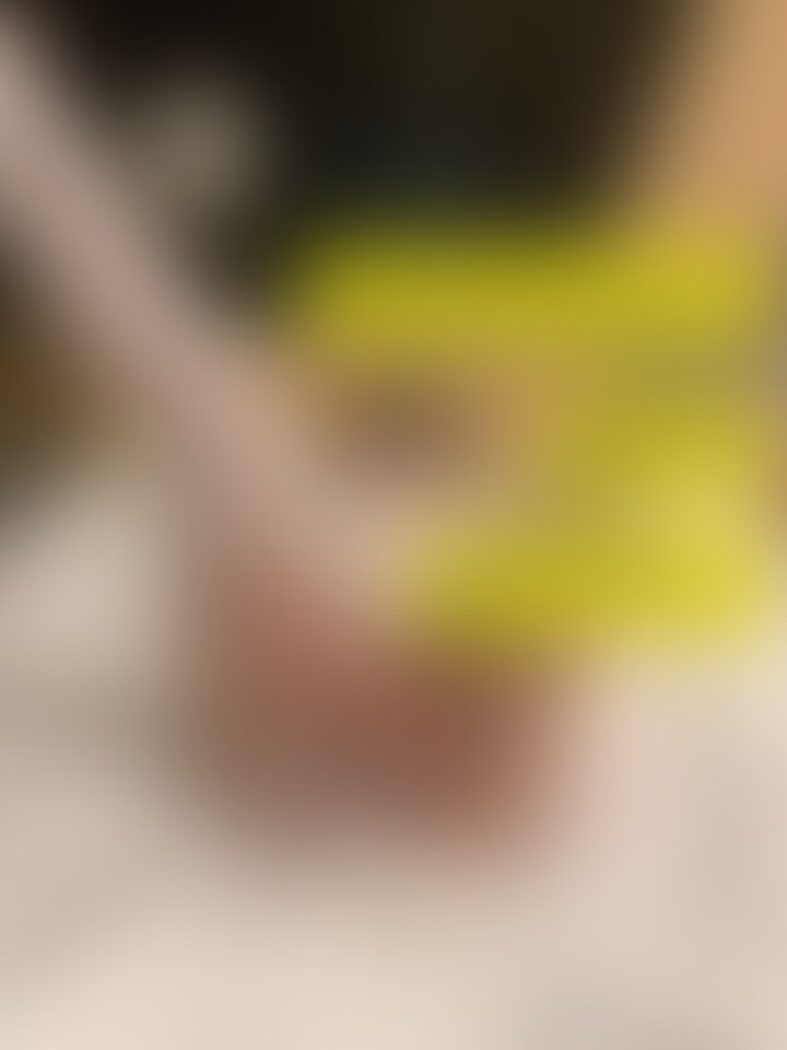 オナニー動画公開!🦄💕こんちゃんのコンプライアンス違反事例へようこそ
今回は「吸うやつ足ピン連続絶頂オナニー」で楽しんでる様子…🤫
温感ローションで体もアソコもドロドロになったこんちゃんは、
まだまだ欲求不満なのか玩具でオナニー中💕
下着を履いて抜けないように固定したら、
クリも中も同時に刺激されて、すぐにいっちゃいました♡
途中で止めようとするも、ボタンを押し間違えて
刺激マックスでイカされるポンコツこんちゃん。
焦ってるのに秒でイカされてますね🤫🤫
本気の足ピンオナニーを披露してくれました✌️
動画が気に入った方は、フォローとコメントよろしくお願いします💕
コメントに迷ったら「🦄」って送ってくれると嬉しいです!! (2/2)