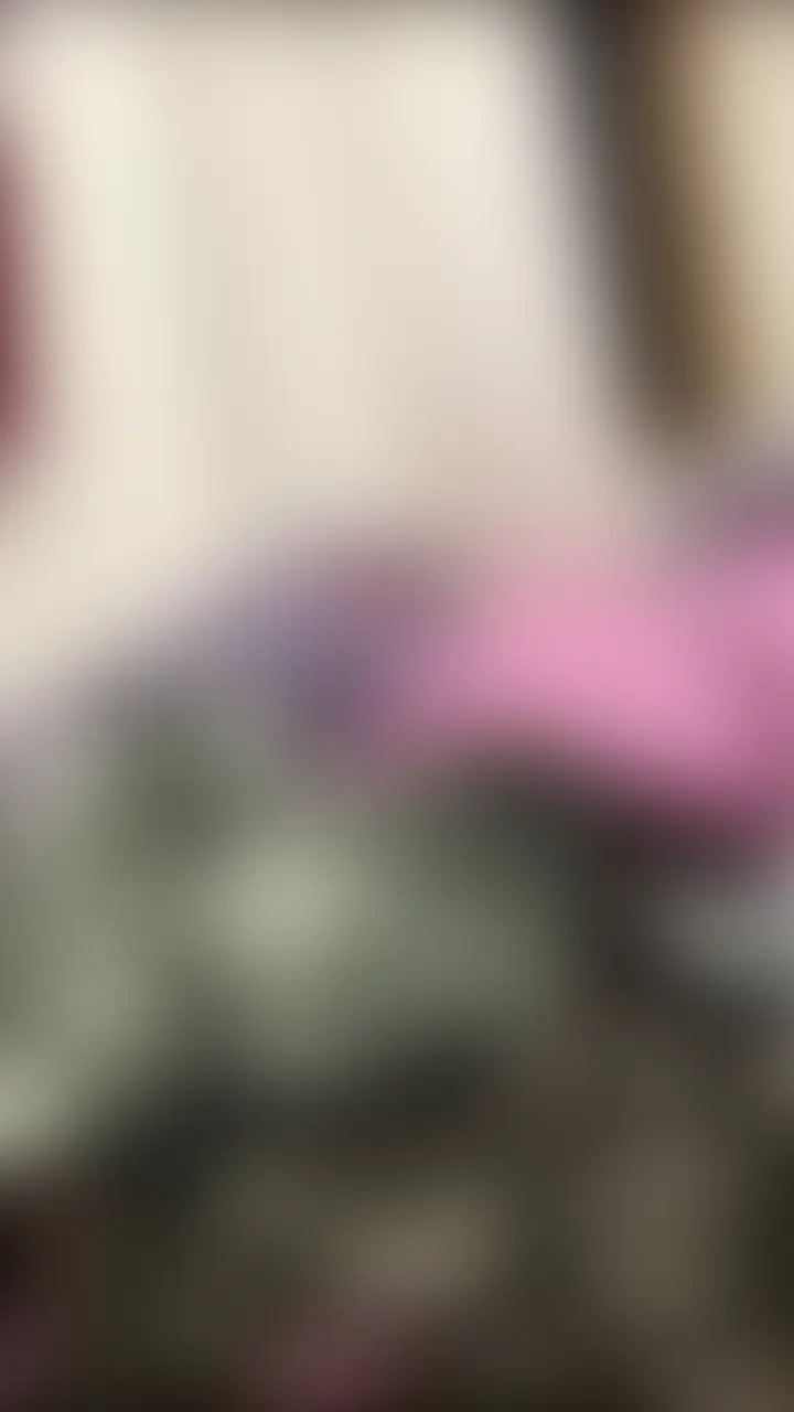 ショートカットの可愛い妹系女子大生が、部屋で一人エッチなオナニー配信♪
ベッドに横になり、ピンクのバイブを手に持ちながら徐々に興奮を高めていきます。
短い髪が乱れ、甘い喘ぎ声が漏れ出す中、クリトリスや愛液で濡れたおまんこにバイブを深く挿入。
腰をくねらせながら激しくピストンし、ついに全身を震わせてイキ狂う絶頂シーンをお届け!
「あっ…ダメ…イッちゃう…!」と可愛い声で悶えながらのリアルオナニー。
女子大生の素直な反応と敏感ボディがたまらない作品です。 (2/2)