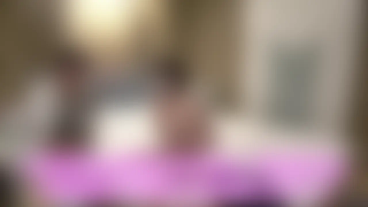 【痴女】1人オ○ニー後発情した肉食女ファンに即イラマチオ...潮吹き連発!?一回戦後、まだ足りない肉食女は生で僕の息子を挿れ始め2回戦突入...!? (2/2)