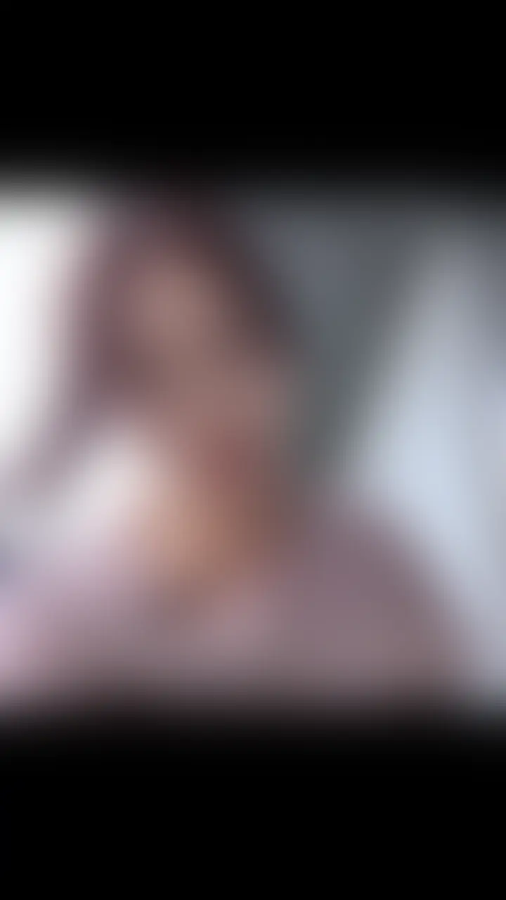 右上の『♥️いいね』『🔖保存』を押してから見ていただけると嬉しいです。
┈┈┈┈┈┈┈┈┈
YouTubeの撮影でお気に入りのおもちゃを下着の中に仕込んだ状態でが
頑張って朝のゴミ出しをしていたのですが・・・・
思ったよりも、振動が強すぎて、一歩歩くたびに足がガクガク・・・🙈💦
お部屋に戻ったら、すぐに仕事に向かわないといけないのに
我慢できなくなっちゃって
そのまま玄関で致してしまいました。。。🫣
ゴミ出しの時にイかないように耐えちゃうくらい
感じていたので・・・
玄関で気持ち良い場所に当てた瞬間に昇天・・・・/////
そのまま続けて2回もしちゃいました🙈💦
通勤中も足がガクガクだったのは内緒でお願いします㊙️
Youtubeで生脱ぎしたあとにオナニーしちゃった動画はこちらです💕
https://myfans.jp/posts/a59f9253-40e8-41ac-8ea9-da46f6030d47 (2/2)