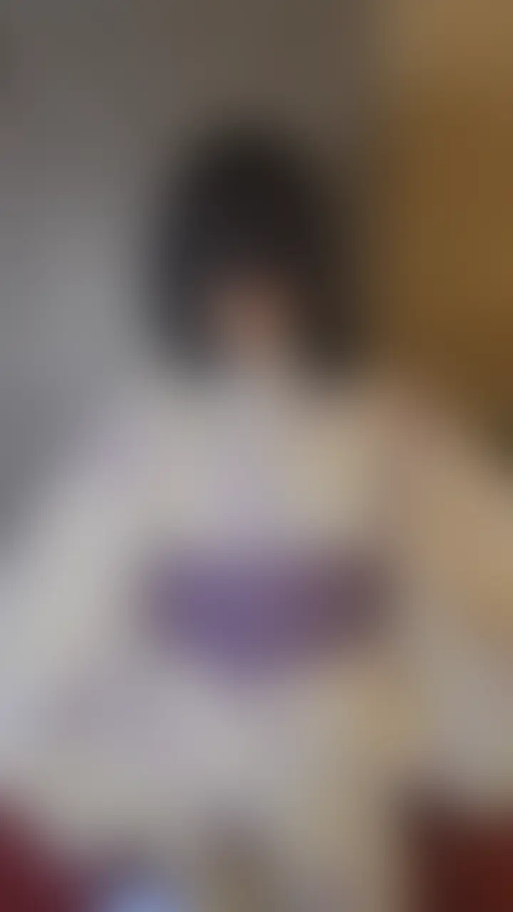 夏の蒸し暑い夜。涼しげな浴衣一枚だけを纏ったりおちゃん。汗ばんだ肌に薄い生地が張り付き、紫の帯が緩んでいく。恥ずかしそうに脚を擦り合わせながら、浴衣の裾をゆっくりとめくり上げ、パンツ越しにそっと手を当てる。最初は優しく擦っていた指の動きが徐々に激しくなり、愛液が溢れ出してパンツがびしょびしょに濡れ透けていく。熱くなった秘部がはっきりと浮かび上がり、細い脚が大胆に開かれていく。大きな電マを震える手で握り、びしょ濡れのパンツの上から強く押し当てると、腰がびくんと大きく跳ね上がる。浴衣姿のままソファに身を委ね、激しく腰をくねらせながら、夏の夜に溶けゆくような激しいオナニーに没頭していく—— (2/2)