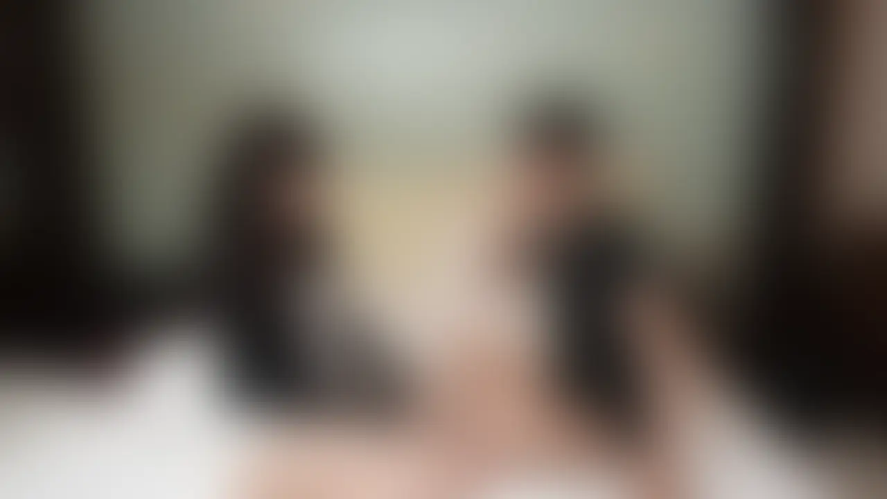 【不倫SEX中に夫からの着信】声を殺して絶頂潮吹き💦 バレたら終わりなのに///【No.133】
ねぇ…ほんとはダメなのに、ホテルで浮気相手とエッチしてたら、夫から電話かかってきちゃって…📱
心臓バクバクで冷静に話そうとしてるのに、彼がわざと腰動かしてきた…💦
「やめて…声出ちゃうから…バレちゃうよ…」って必死にこらえてたのに、
逆にそのスリルで体ビクビクして止まらなくなっちゃったの…
旦那が電話口で怪しんでるのに、こっちは声を殺しながらお潮まで吹いちゃって///
もう…ほんとに最低なのに、興奮止まらなかった…。
電話切ったあとは「もう我慢できない」って感じで、激しく突かれて…いつもより激しく喘いじゃいました///
みほと一緒にドキドキしてください💓
※本編は完全顔出しです
※定価:¥3,480 (2/2)