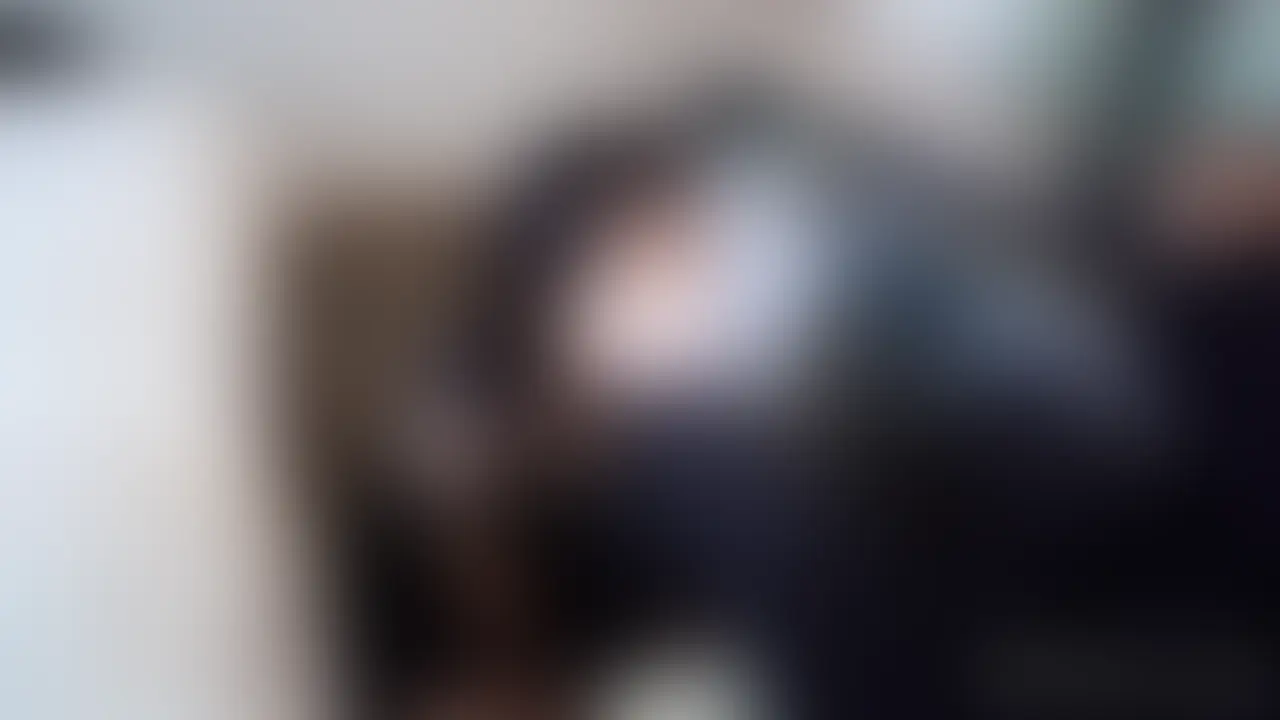 禁欲発情マゾペット🐶足に擦り付けおなに‎🤍【顔ぼかしあり】

極限まで禁欲した状態で
足に擦り付けおなにーした動画です🐶💦

禁欲期間は一週間くらいなんだけど
生理終わり~排卵までの間が発情ピーク期で
ちょうどその期間に禁欲することになって
ほんっっまにつらくて泣きそうやた⁝( ;ᾥ; )⁝

そんなとにかく苦しい一週間を乗り越えて撮影当日💭

ご主人様のお仕事中に発情マゾペットが
足に擦り付けておなにーしちゃう…
みたいなイメージで撮影してみました(՞ ⸝⸝⸝⸝՞)

1人だけ地べたに座ってるのも
首輪とリードつけられてるペット感も
声がまんしなきゃなのも
足で気持ちよくなっちゃうのも
ぜーんぶ性癖に刺さりすぎてやばかったあああ

もうさ最初から顔とろんとろんで。
序盤から発情しすぎてふーふーなってるし
ほぼ押し付けてるだけなのにすぐイきそうになるし
ビジホなのに声うるさすぎるし
なんか色々ハシタナイことになってる🙈

我慢できなくなって股間に顔うずめて嗅ぎにいってるのとか
汗だくで必死に腰振り続けてるのとか
我を忘れてる感じがしてすごい恥ずかしい…



主観アングル多めなので
ご主人様的な感じで見下してもらえると喜びます🐶⸝⸝⸝⸝

みなもがペットならこんな感じ💭
ってご主人様目線で見てもらいたいなあん^. ̫ .^ (2/2)