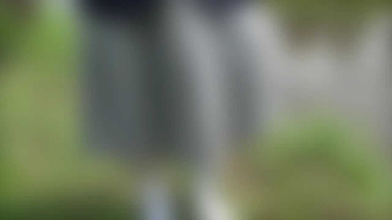 ブレザー制服とメイド服を着た女の子がじゃんけんをして勝った方が負けた方の服を切り裂いていくというゲーム。どちらかが下着が上下とも丸見えになって恥ずかしさのあまりギブアップするまでゲームは続く。 (2/2)