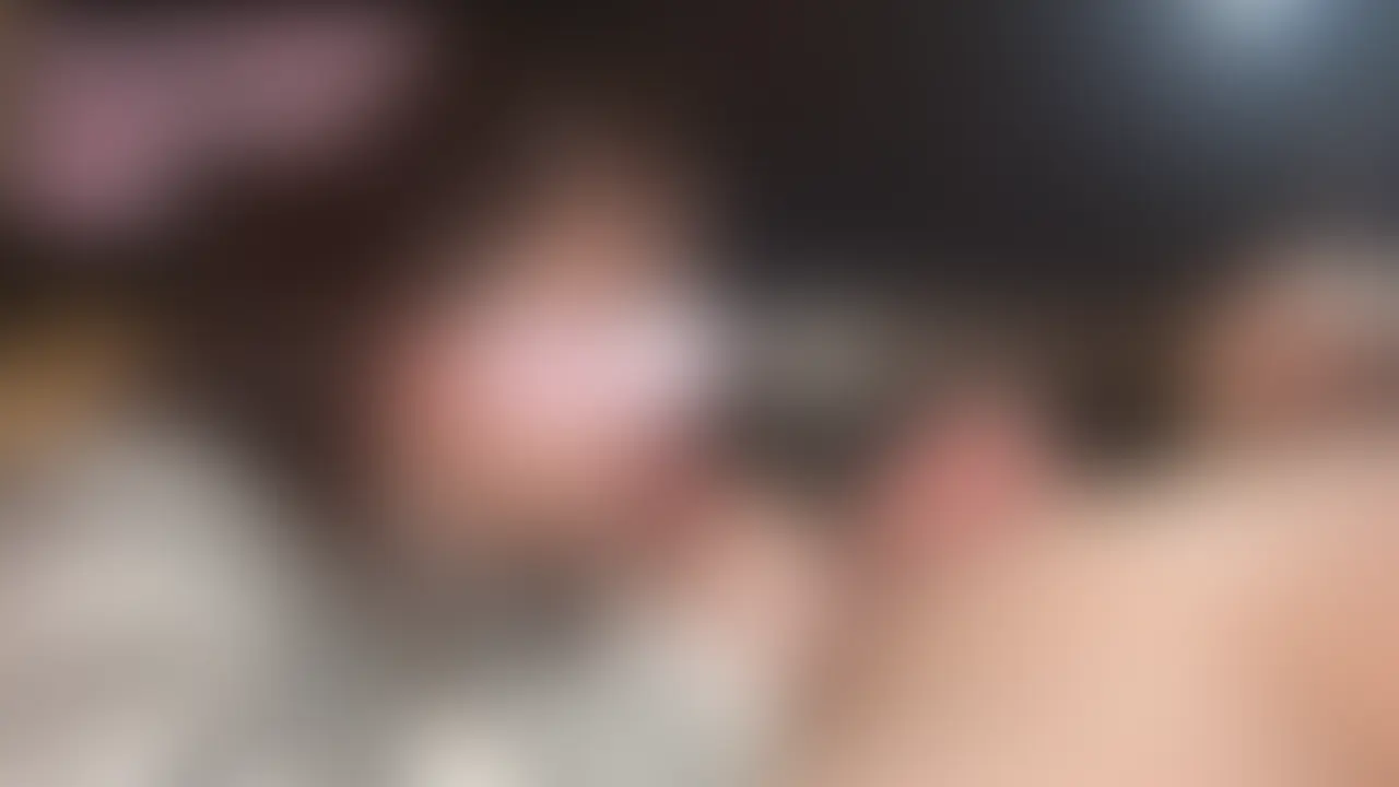 【長尺フェラ抜き面談美女2名】パイズリ・イラマ・ごっくんまで!大手企業OLとお嬢様が半裸でHテク試験に挑む・友里&紗月さん
出演モデルを選抜する『マンツーマン実技試験』
今回も選りすぐりの美女2名のフェラ抜きをお届けします
1人目は某大手企業のOL・友里(ゆり)さん
顔バレNGのため鼻マスクでの出演ですが、職場で有名な超美人さん
チロチロ舐める亀頭責めに始まり、玉舐め、手コキといずれもエレガント
「私のツバで、もっとグチャグチャにしてほしいんですか?」
徐々にSっ気を加速させながら、美乳を露わにして本格的なフェラへ
ズブズブ突っ込むディープスロート、いやらしい爆音が止まらないバキューム
終盤はローリングも加えたフェラで口内発射へ
精液を飲むのは苦手だったのに、平気な顔でごっくん
お掃除もチ○コがピカピカになるまで咥えてくれました
2人目は礼儀正しすぎる受付嬢・紗月(さつき)さん
厳しい家庭で育った超お嬢様で、男性経験は1人だけ
Hな好奇心が旺盛すぎて、意を決して応募してくれたとの事
実技試験が始まり、ぎこちなくも一生懸命フェラをする紗月さん
Eカップ乳でのパイズリを披露した後は、人生初のソフトイラマに挑戦
「ん…」と苦しそうにしながら、チ○コを懸命に咥え続けます
その後もバキュームなどに挑戦し、咥えながら「精子、出して下さい」とラストスパート
そして人生初の口内発射の後は、ドロドロ濃厚精子をカメラに見せてごっくん
「精子ごちそうさまでした」と微笑みながら、入念なお掃除フェラで締めくくります (2/2)