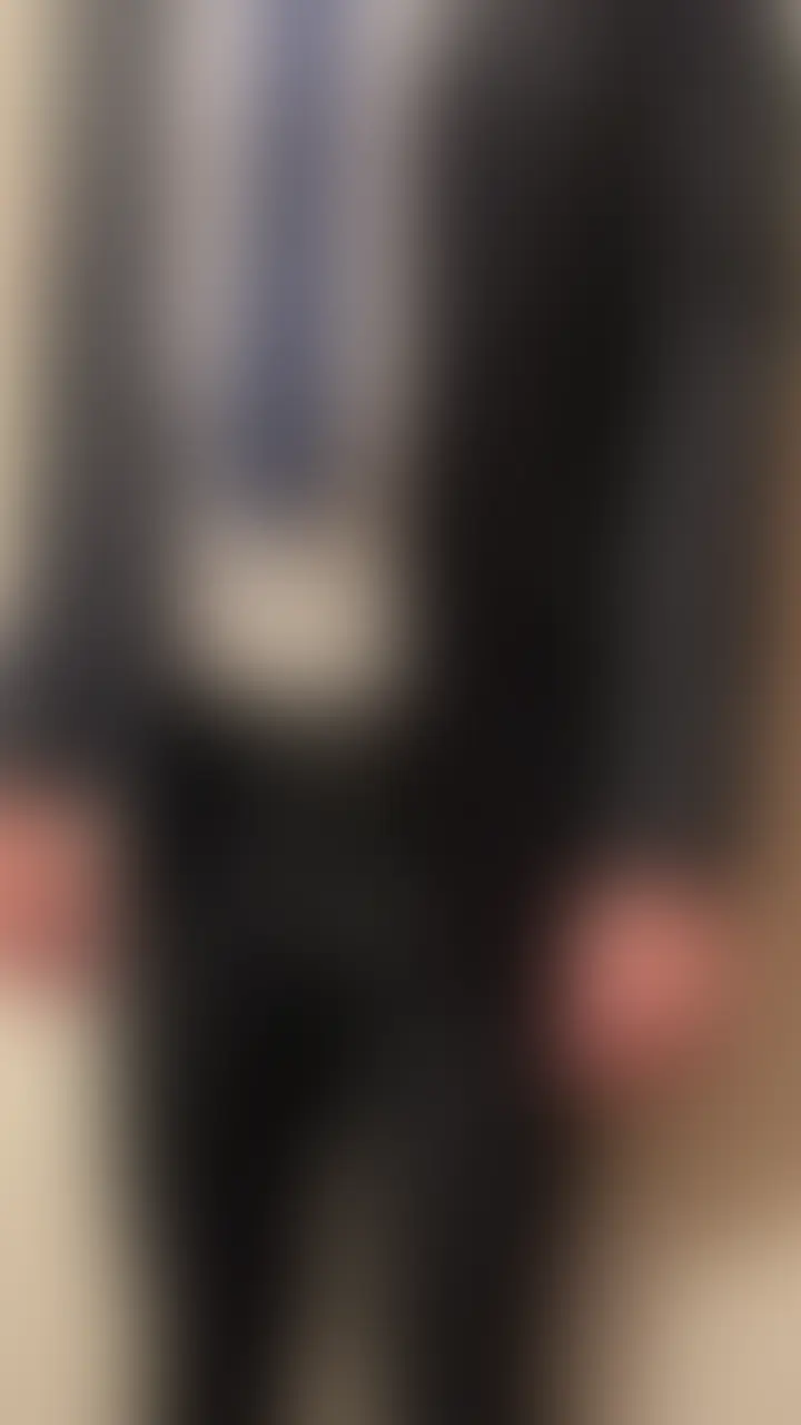 電マを股間に押し当ててイキそうになる早漏リーマン パツパツスーツで勃起ちんこがほぼ丸見え🤤 sample 1