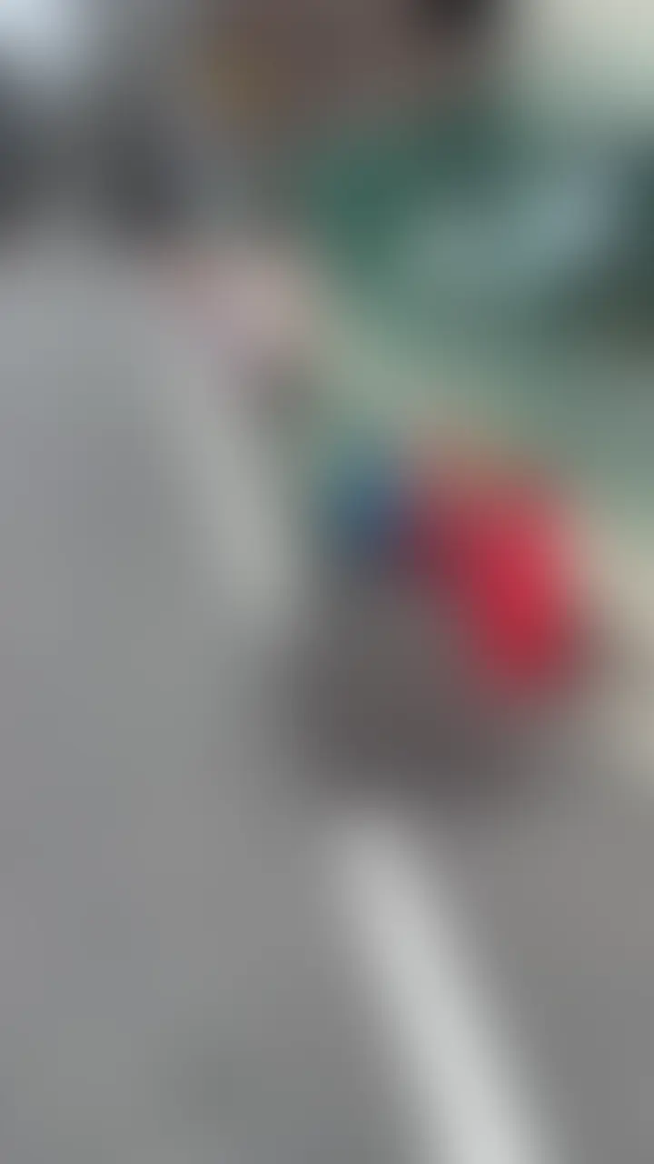 【本編完全顔出し】No.27 新入社員の男の子を食べちゃう素人OLちゃんのハメ撮りをゲットしました。
メガネがよく似合う、お昼休憩中の不動産関係のOLさんと接触しました。
まずはいつも通り、インタビューと称してカメラロールを拝見するとバコバコ突かれて乱れている彼女の姿が、、!
話を聞いてみると、お相手はまさかの
((新入社員の男の子))
歓迎会で距離が縮まり、そのまま食べちゃったみたいです。
この時期ならでは、いまが旬のハメ撮りなので
慌てて公開させていただきます! (2/2)