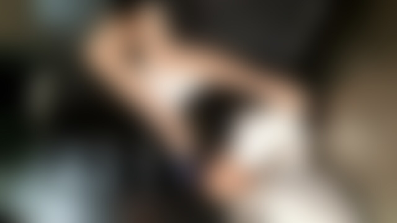 めいちゃんのエナメルヒールで足フェチM男責め
スーツにビシッと決めためいちゃんが、パソコンで仕事をしながらハイヒールで顔面踏み踏み。
セクシーな真っ赤な靴底が顔面を襲います、ヒール部分が凶器になるのでもう少しで怪我しそうでした。
後半は靴底を舐めて舐めまくり。
黒い靴とストッキング、赤の靴底の組み合わせが超いやらしく感じます (2/2)