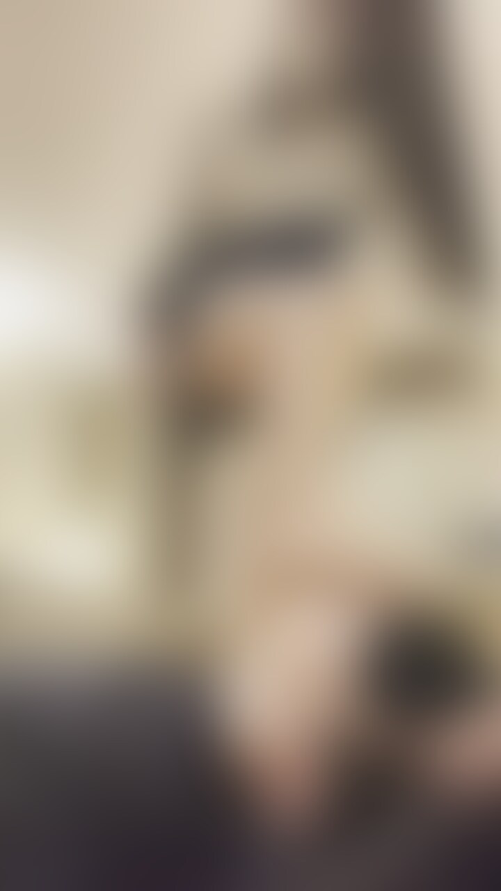 ※ダウンロードは禁止です。ストリーミングでお楽しみください。ダウンロードしたい場合は単品作品でご購入ください
こんにちは足○○○です
今回は渋谷で会った高身長女子まや様にいじめられた時の動画です(本編20分)
まや様とはSNSでやりとりしていて、M男いじめに興味あるとのことでいじめていただくことになりました
渋谷のホテルで待ち合わせをしていると、スタイル抜群で超美人の女性が現れました
さっそくホテルに行くと、ブーツを履いたまま土下座させられ、背中を足置きとして使われます
そして、脱いだブーツの匂いを嗅ぐように命令され、パンストの足で頭を踏みつけられました
一日中履いて蒸れたブーツはすごく強烈でした
パンストの足を嗅がされ、舐めさせられて完全に見下されてしまいました
その後、両足で顔の上に立たれて踏まれたのですが、すごく苦しくて息ができませんでした
それでもやめてくれないまや様は本当にドSです
最後は足で○○○あそこを踏まれ、興奮してしまって、大量に搾りとられました...
※無断転載禁止
※女性○○○以上確認済み
※モザイク処理を施しています (2/2)