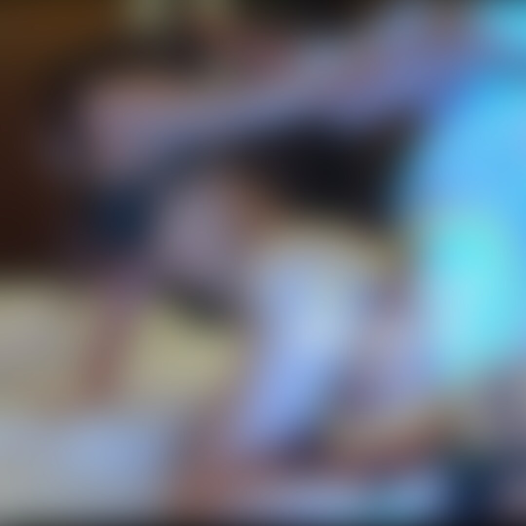 【フェラ抜き後の2回戦】
※〇〇くん(旦那)、本当にごめん。この人のちんぽのほうが気持ちいい。だからやめられない。
私、性欲が抑えきれませんでした。
今回、本当は不倫相手に会えるタイミングではなかったけど、あまりにもムラムラし過ぎて、オナニーしても満足できず、旦那を誘っても疲れていたのか相手にされず、セックスだけでいいからと不倫相手におねだりしました。
休日だったので、相手も○○○と過ごしていたようですが、数時間だけ抜けてだしてもらい、ホテルで待ち合わせ。
私はというと、旦那が飲み会、○○○は友達とごはんに行くようだったので、ちょうどよく抜け出すことができました。
この日の気分は、とにかく激しく長い時間おちんぽで突いて欲しかったので、とりあえず会った瞬間にフェラ抜きして、後半に復活してもらってから持久力を発揮してもらう作戦でした(笑)
この作戦、見事的中。
フェラでは本当に一瞬でイカせてしまいました。
多分、先にセックスしていたら、不倫相手は先にイッてしまって、私は満足できなかったかもしれない。
でも、後半のセックスはかなり激しかったです。
大満足でした。
時間があまりなかったので、フェラ抜きとセックスだけホテルでして、すぐにその場で解散でしたが、私はすっきりしたので、帰って旦那に優しくできました。
正直なところ、こういう会い方をすると、不倫関係といえどもセフレのような感じ、むしろそれ以下?デリヘル?デリバリーちんぽ(笑)
でも、不倫相手もすっきりしたはずなので、たまにはこういうのもいいかな(笑) (2/2)