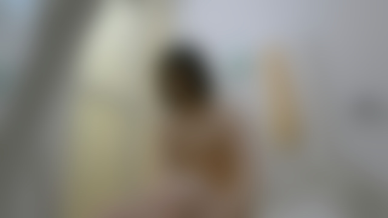 着慣れない喪服を脱ぐのに手間取っているのが可愛らしいです。
喪服を脱ぐと、引き締まったスタイルをお持ち。
童顔でこの引き締まり具合は好きな方も多いのではないでしょうか? (2/2)