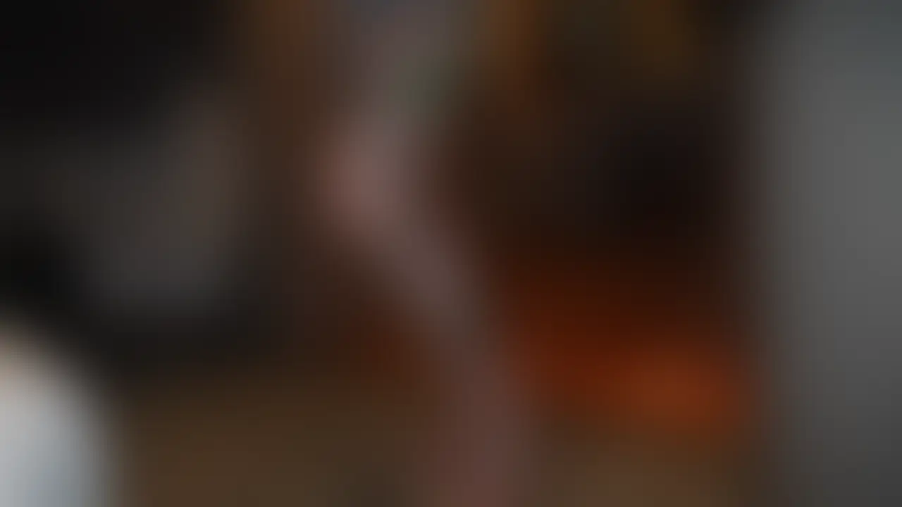 前回の動画でルーインド射精やりたかったけど上手く出来んくて今回リベンジなんやけど!
わたしは今生理終わりがけでセックス出来んくてずっとムラムラしてて。
射精に取り掛かる前、わたしの欲望のままに乳首をたっぷり口に含んで舐めて味わって、えっち出来ひん分いっぱい楽しみたいから、まだまだ手コキせんしまずはしゃぶり尽くす。
ただのフェラじゃ物足りんくて(わたしが)奥まで咥えこんじゃう
喉奥めちゃくちゃ気持ちいい
口マンコ嬉しくなっちゃう
あんだけセックスしたかったのに
自分で、ちんちんを喉奥に突っ込んでオナニーしてる
びくびく反応するちんぽも、涎まみれで興奮するわたしの口もおまんこも濡れて、めちゃくちゃ熱く感じた
そのまま
ヨダレまみれでいっぱい手コキして、わたしが顔射してほしい!飲みたい!って言い出して
お顔に掛けてもらおうとルーインド射精に入ったのに
嬉しい!お顔に掛かる!とスタンバイして目をつぶったら、ちんぽとわたしの顔の距離がちょっと遠く顔にかからず下に精子が落ちてしまってなみだ😭
悔しいから潮吹きさせたよ!笑
ルーインド自体は成功(?)してるんやけど顔射できひんかったからかなしい
飲みたかったしまみれたかった
撮影する時は台本とか決めずに流れで撮っていて、わたしは楽しい!だけで動くからこういうハプニングも起きる笑
楽しんで感じて興奮してる姿が1番エロいと思う
次はちゃんと中出しと顔射とイラマも好きなこと全部全部やるで!♥ (2/2)