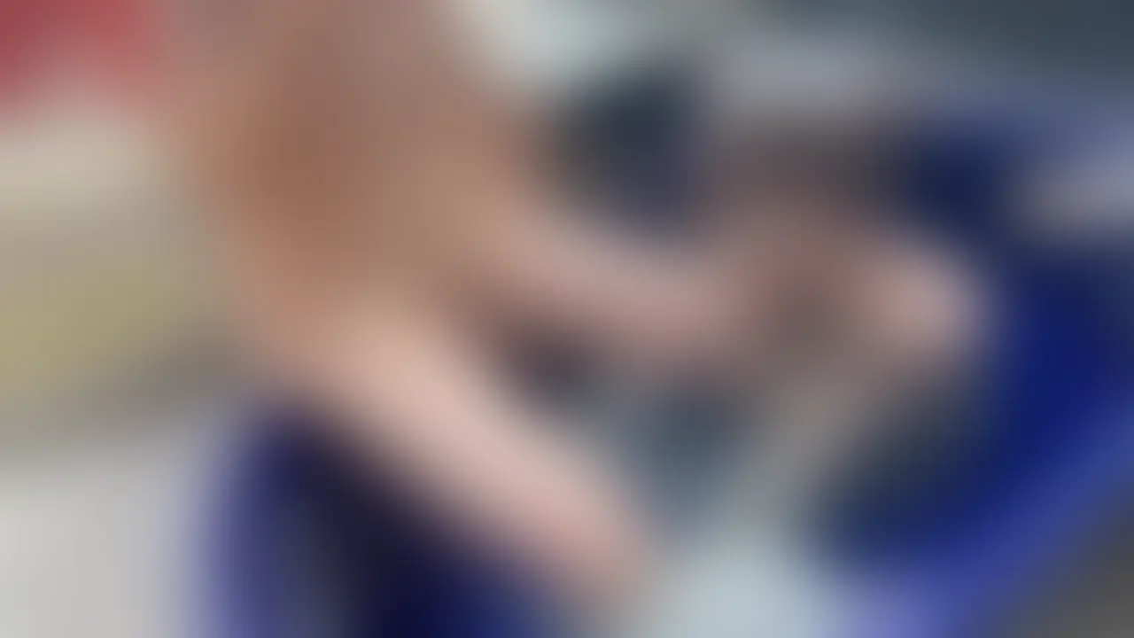 【細身巨乳な人妻と不倫旅行。露天風呂を楽しんでたらお互いムラムラして中出しSEXしました】
ミサさんと久々の温泉旅行。早い時間に着いて貸し切り風呂に一緒に入ることに。
脱衣所でミカさんが服を脱いでいく姿がエロくて、その時点で僕はセクロスする気満々でしたがどうやらミカさんもいつもとは違う環境でのセクロスを楽しみにしていたようです。
最初はまったりと入っていたのですがミカさんが乳首やちんこをさわさわしてきたので始まってしまいました。
ミカさんのエロボディに付着した水がエロいです...そんな身体で全身をペロペロしてきたかと思えば濃厚なフェラをされて一瞬で勃ってしまいました。
ミカさんもそんなチンポに反応して自ら挿入してこようとします。
いつもでは絶対にしないであろうすごい体勢で挿入することに!この体位は名前あるんでしょうか...
そのまま二人で密着して挿入を繰り返しました。
最後はバックでエロい背中を見て興奮が抑えられず我慢することもなく全部膣奥に出させてもらいました。 (2/2)