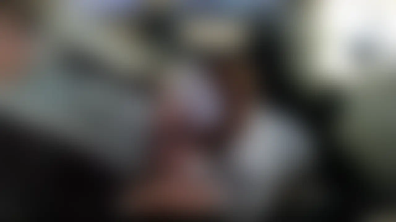 仕事前に車でしっかりフェラ抜きしてくれる人妻。
嫌らしい舌使いで精子を口にだして喜んぶ。
その後は同僚と何食わぬ顔で仕事をする。 (2/2)
