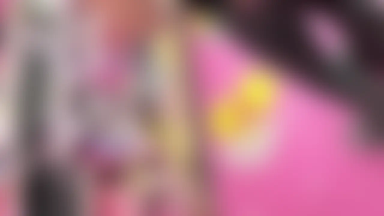 H大好きな美女OLと浮気SEX
この日も、定期的に会っている相性抜群の美女OLセフレと一緒に過ごしました。
何度も会っている関係だからこそ、「今日はちょっと変わったことしよっか」という話になり、急遽ふたりでえっちなコスプレを買いに行くことに。
18禁コーナーに並んで入った時点で、もうお互いムラムラはMAX笑
おもちゃを見ていると、彼女が平然と
「え、これ私持ってるよ?」
なんて言い出して、清楚で純粋そうな見た目とのギャップに思わずニヤけました。
こういうところが、本当に自慢のセフレです。
ちなみに彼氏持ち。
彼氏だけじゃ刺激が足りないようで、よく僕のところに浮気しに来ます。
コスプレも迷うほど種類が多かったのですが、
“普段はOL”というギャップを活かして、エロさ増し増しバージョンのOLスーツをチョイス。
買い物のあとは少し寄り道して、アイスを食べながら帰宅。
この何気ないデート感があるのも、気が合うセフレ関係ならではです。
家に着いて、さっそく着せてみると…
乳首は透けて見えるし、まんこの部分には穴が空いていて、とにかく衣装がえっちすぎて似合いすぎ。
我慢できず、そのまま襲ってしまいました。
プレイでは、おもちゃや首絞め、激ピスでしっかりいじめてあげました。
するとオホ声混じりの喘ぎ声をあげながらイキまくり。
普段は私服姿でしか会わない彼女に、“OLを匂わせる服”を着せたままSEXすると、
「会社では同期や上司に囲まれて真面目に働きながらも、本当は変態な一面を必死に隠しているんだろうな…」
と想像が膨らんで、興奮はどんどん高まっていきました。
そして最後はOLスーツの上に大量に出しました。
たくさん出してもらえて変態OLもご満悦そうでした笑
普段は真面目に働いている美女OLの、ここでしか見られない“裏側”。
ぜひ、こっそり覗いてみてください。 (2/2)